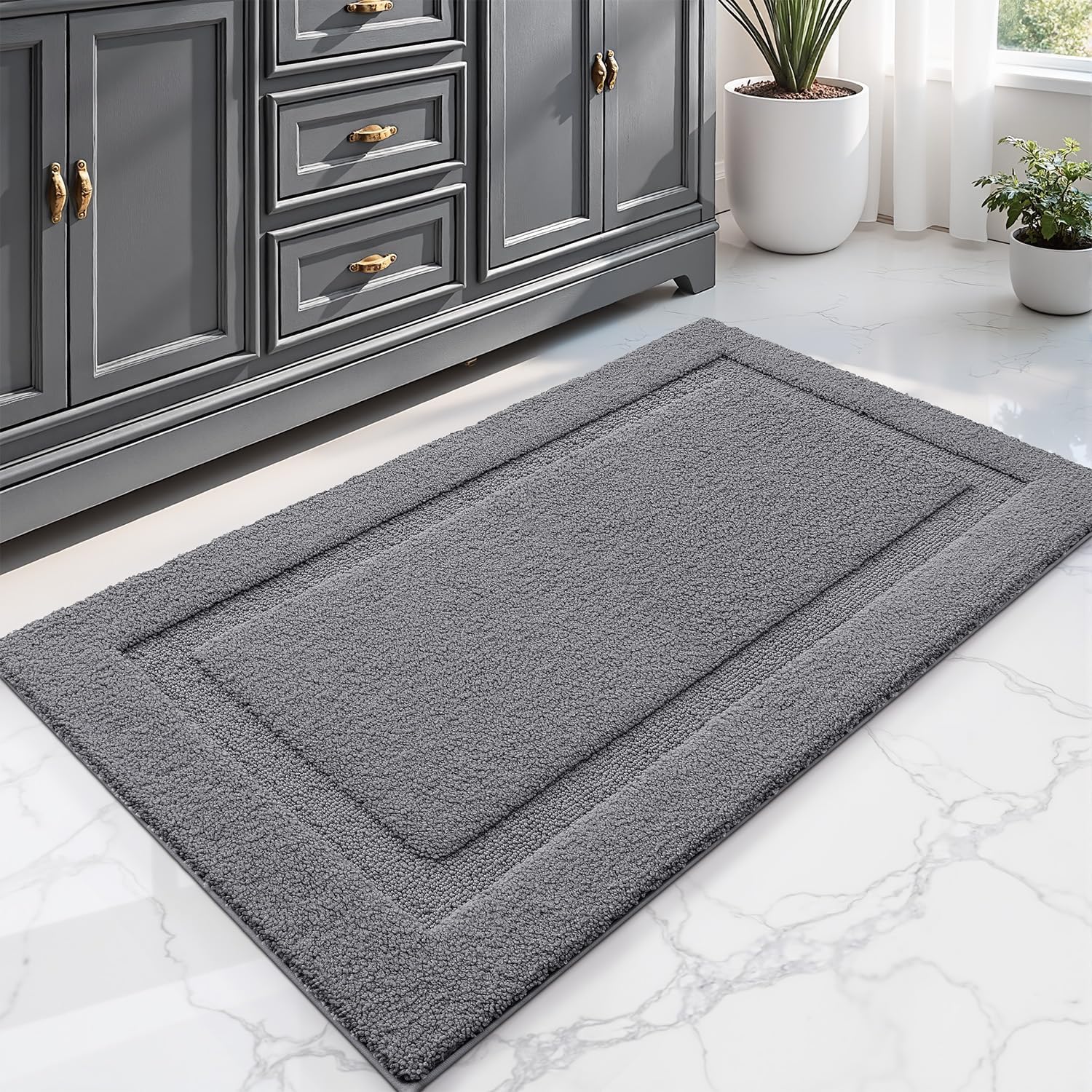LUMI rutschfest Badematte, Weich und Saugfähig, Grau, 60 x 90 cm | Mikrofaser Badteppich, Maschinenwaschbar Badezimmerteppich, ideal für Dusche, Badewanne, Waschbecken, Wäsche und Hotelzimmer