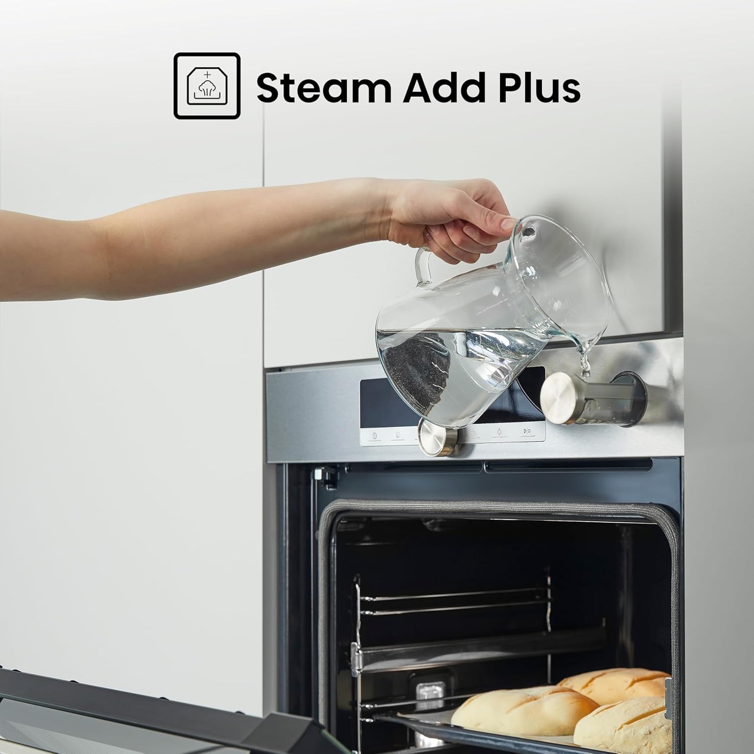 Abocant aigua a mà al dipòsit del forn per a la funció Steam Add Plus