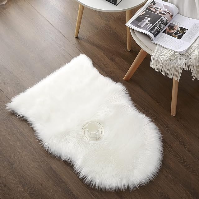 Dywan ze sztucznej skóry jagnięcej, 60 x 90 cm, imitacja owczego futra, dywanik przed łóżko, sofę, mata (biały)