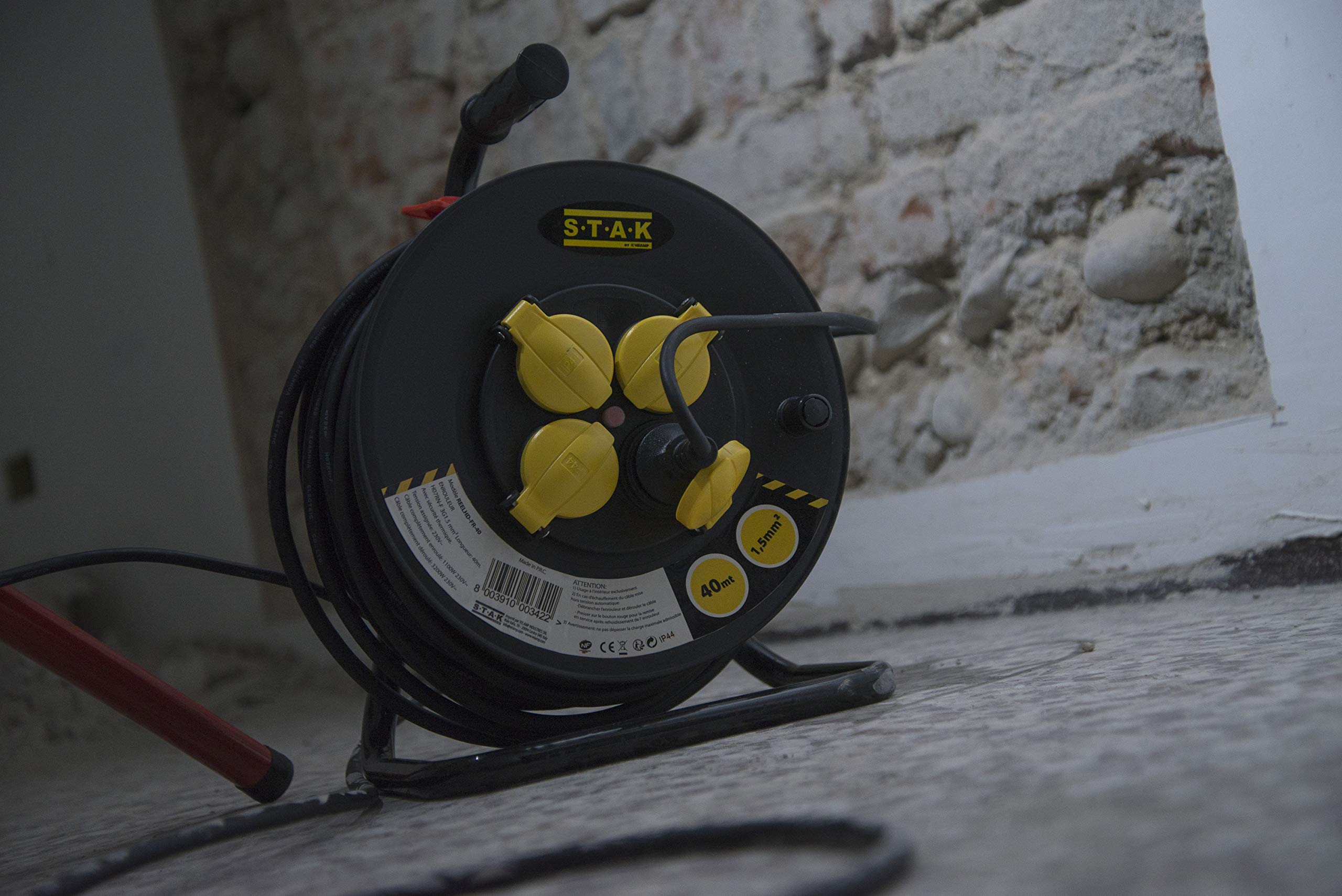 Stak REELHD-FR-25 - Enrollador eléctrico Profesional a Prueba de Agua IP44 Cable 25 m de Goma 3G1,5 mm2 para Obras, Bricolaje, jardín, 4 enchufes, chasis de Acero, Color Negro