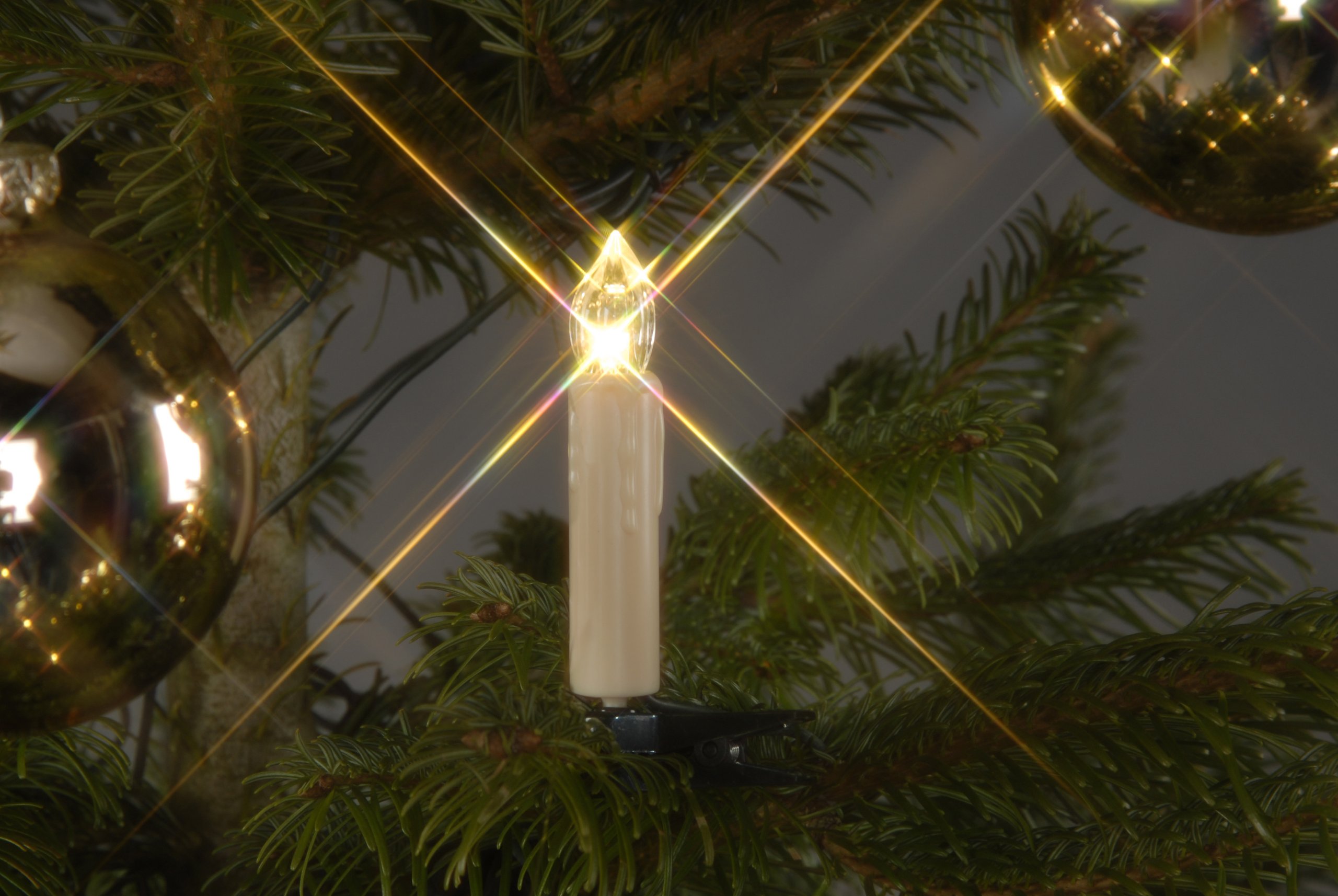 Trango 24-flammig LED-Weihnachtskerzen 340146 Christbaumkerzen warmweiß leuchtend – 24 Kerzen mit Stecksystem Innenbereich – leuchtende Weihnachten - Christmas Candles