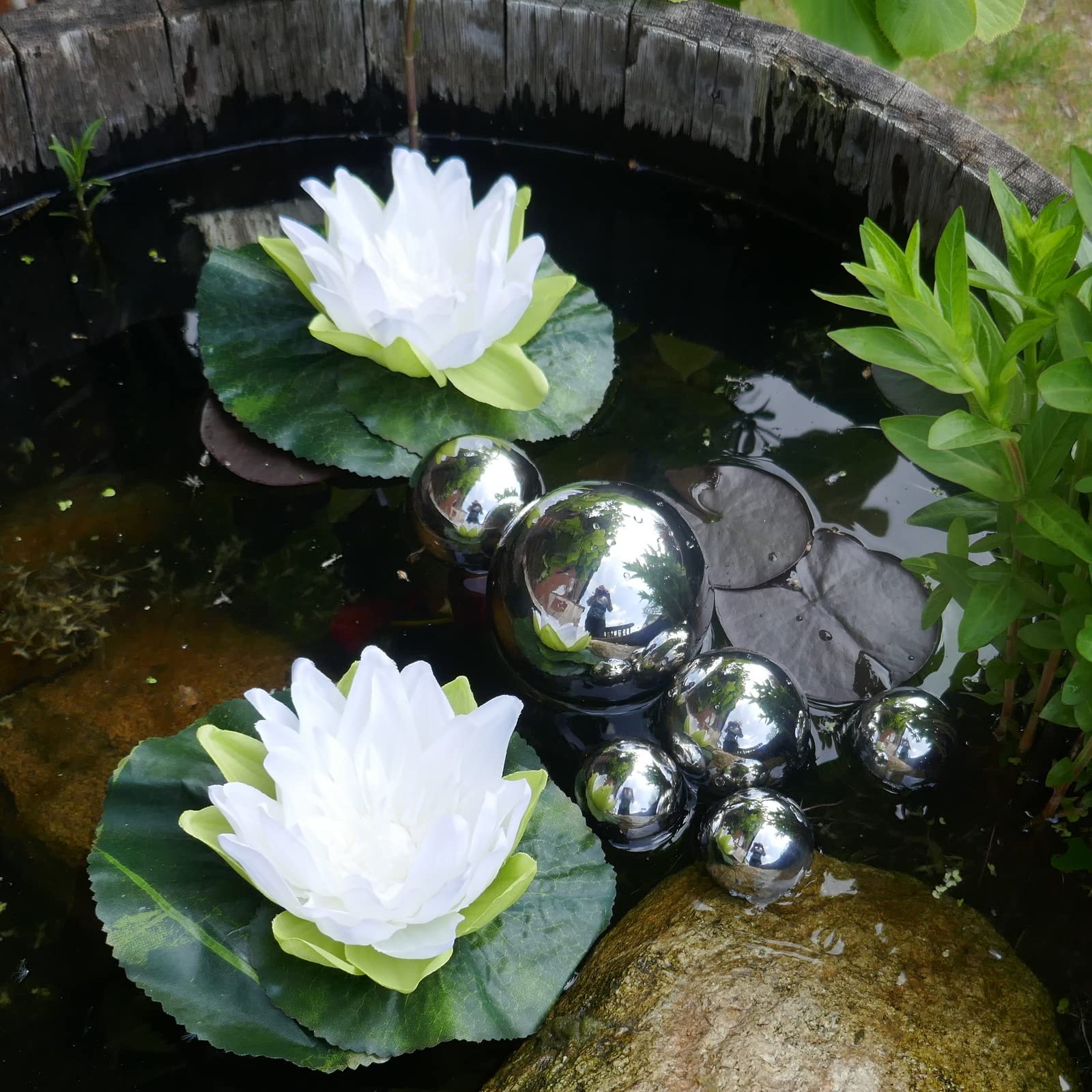 Storm's Gartenzaubereien Miniteich Komplettset mit 2 Seerosen Weiss - 6 Schwimmkugeln - Teichkugeln in Silber - Teichdeko - Miniteich - Gartendeko
