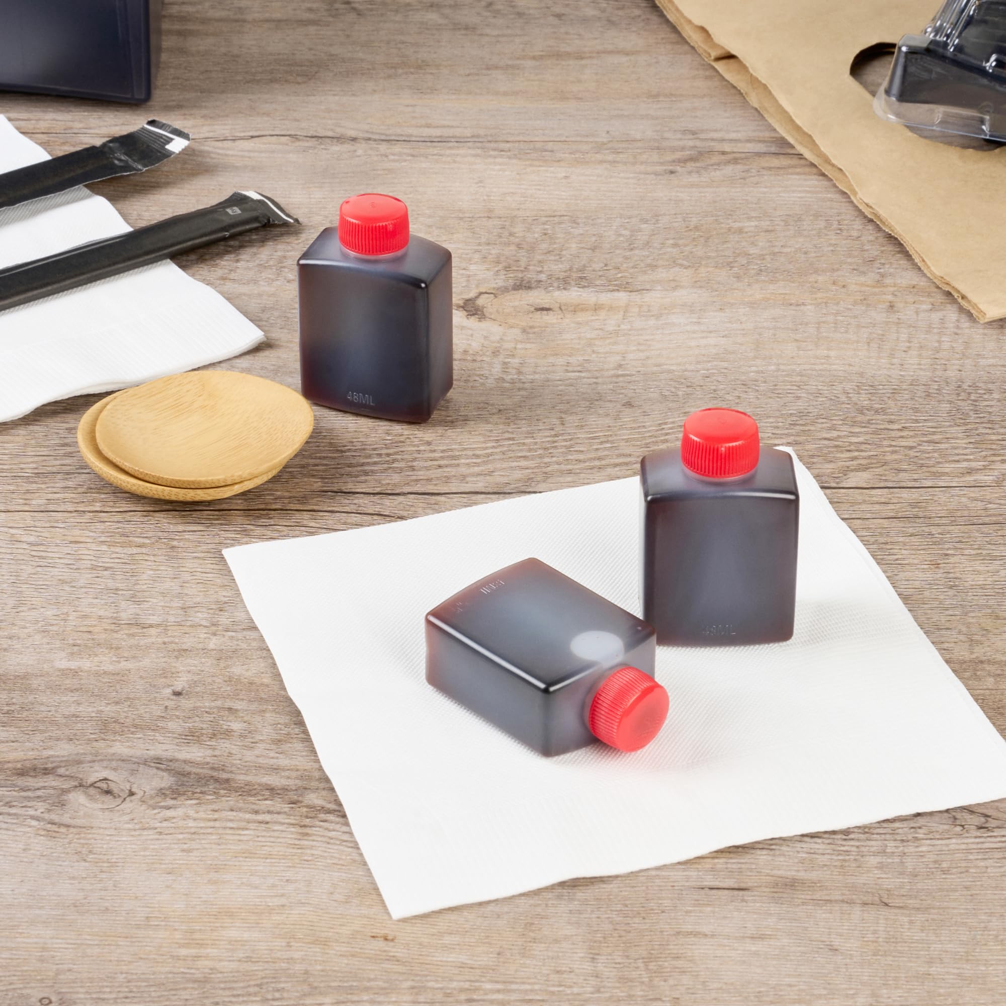 Restaurantware -Bento Tek - Mini botellas de salsa de soja de 2 onzas, 100 mini botellas desechables para condimentos con tapas rojas, paquete de condimentos, vinagre o salsa, botellas de plástico