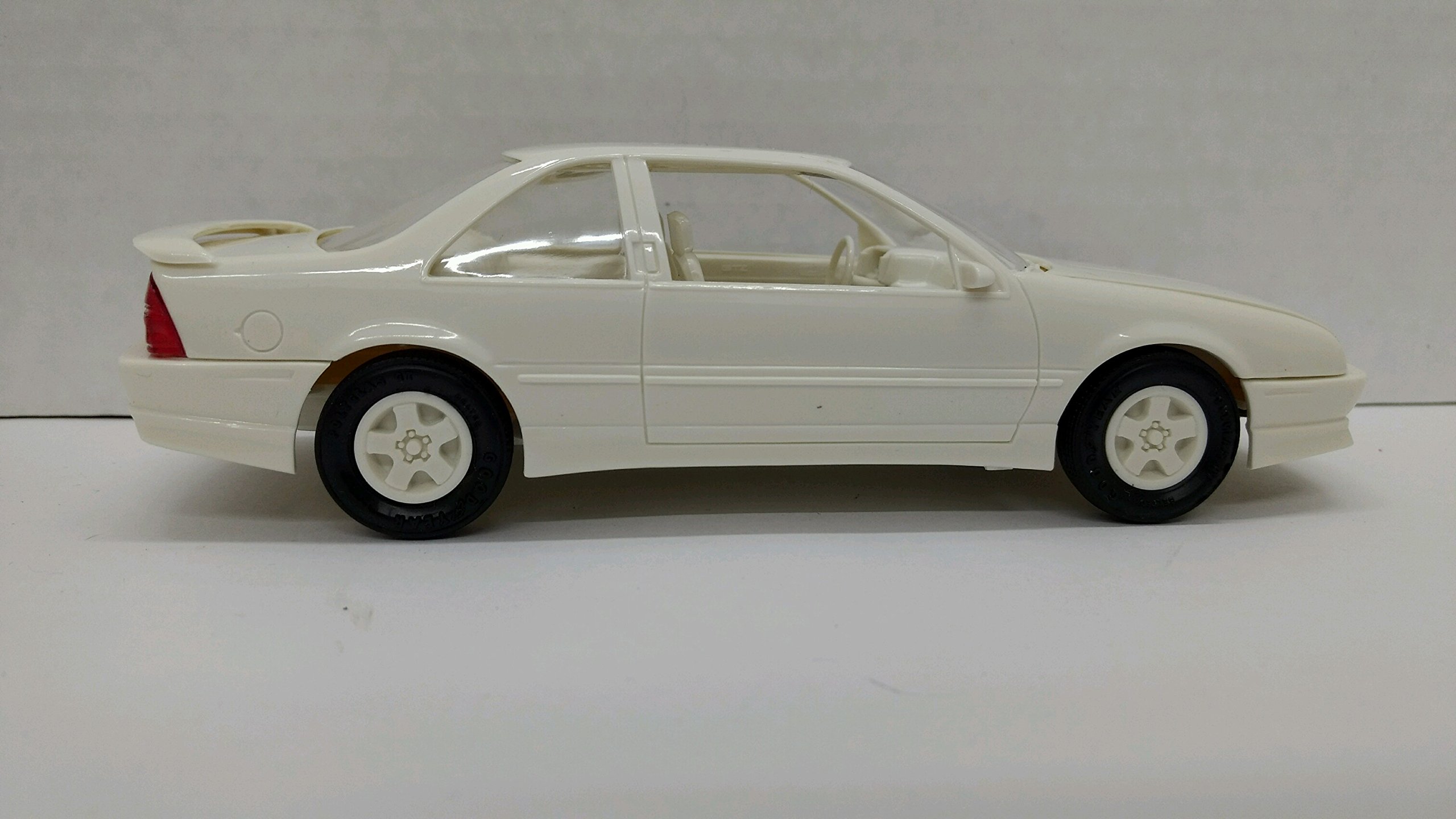 AMT6037 1990 Beretta GTX 1:25 Scale Built-up Plastic Promo - White