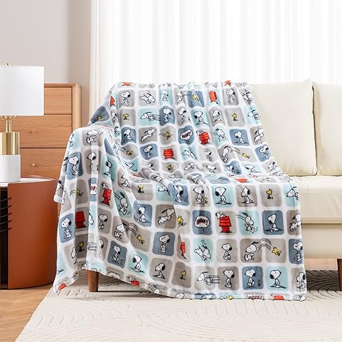 Miniatura 2 de Berkshire Blanket Peanuts VelvetLoft - Manta de felpa de Snoopy con bonitos personajes, Snoopy, diseño a cuadros, azul, manta de 55 x 70 pulgadas