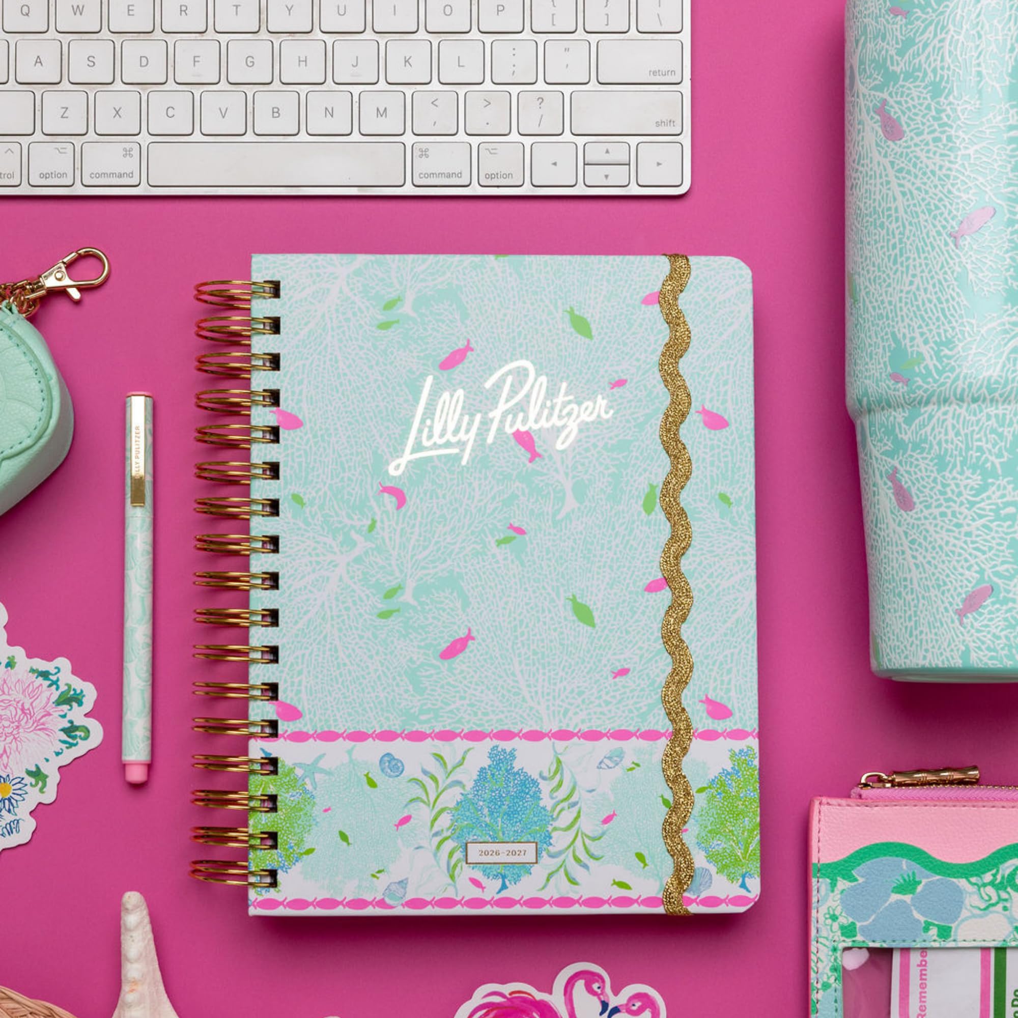 Lilly Pulitzer Grande agenda 17 mesi 17,1 x 22,5 cm, datata agosto 2026-dicembre 2027, rilegatura a spirale dorata e chiusura elastica, layout settimanali e mensili, adesivi, pagine di viaggio e