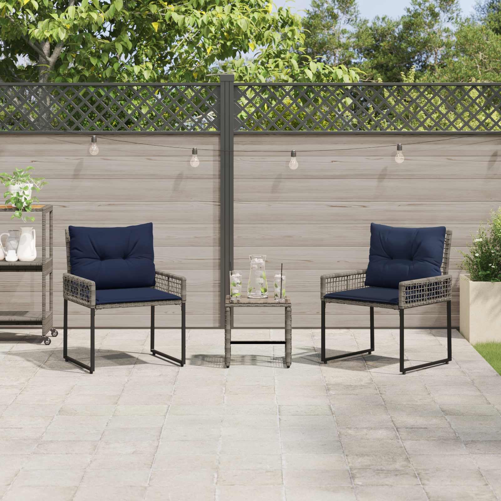 Set Mobili da Giardino 3 Pz in Polyrattan Legno Grigio Blu Navy | Set da pranzo per giardino e terrazzo con 2 sedie e tavolino, cuscini imbottiti per relax all'aria aperta e finiture curate.