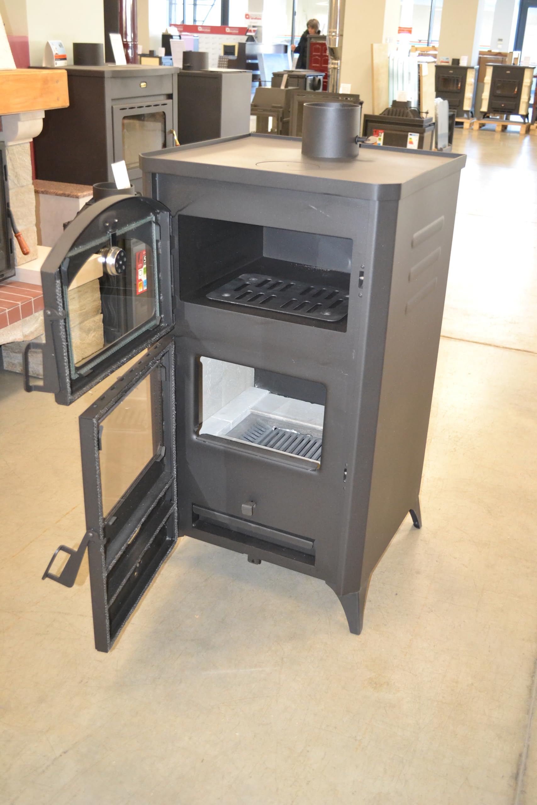 Stufa a legna con forno. Stufa di cottura, potenza di riscaldamento 14kw, Nero