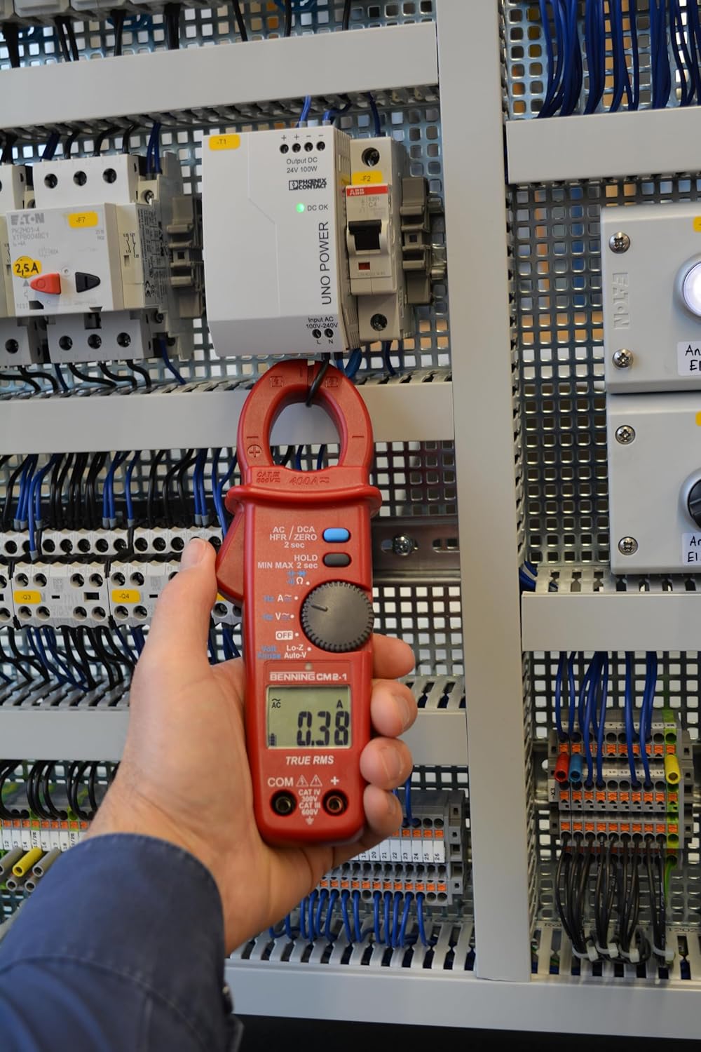 BENNING CM 2-1 measuring current in an electrical panel