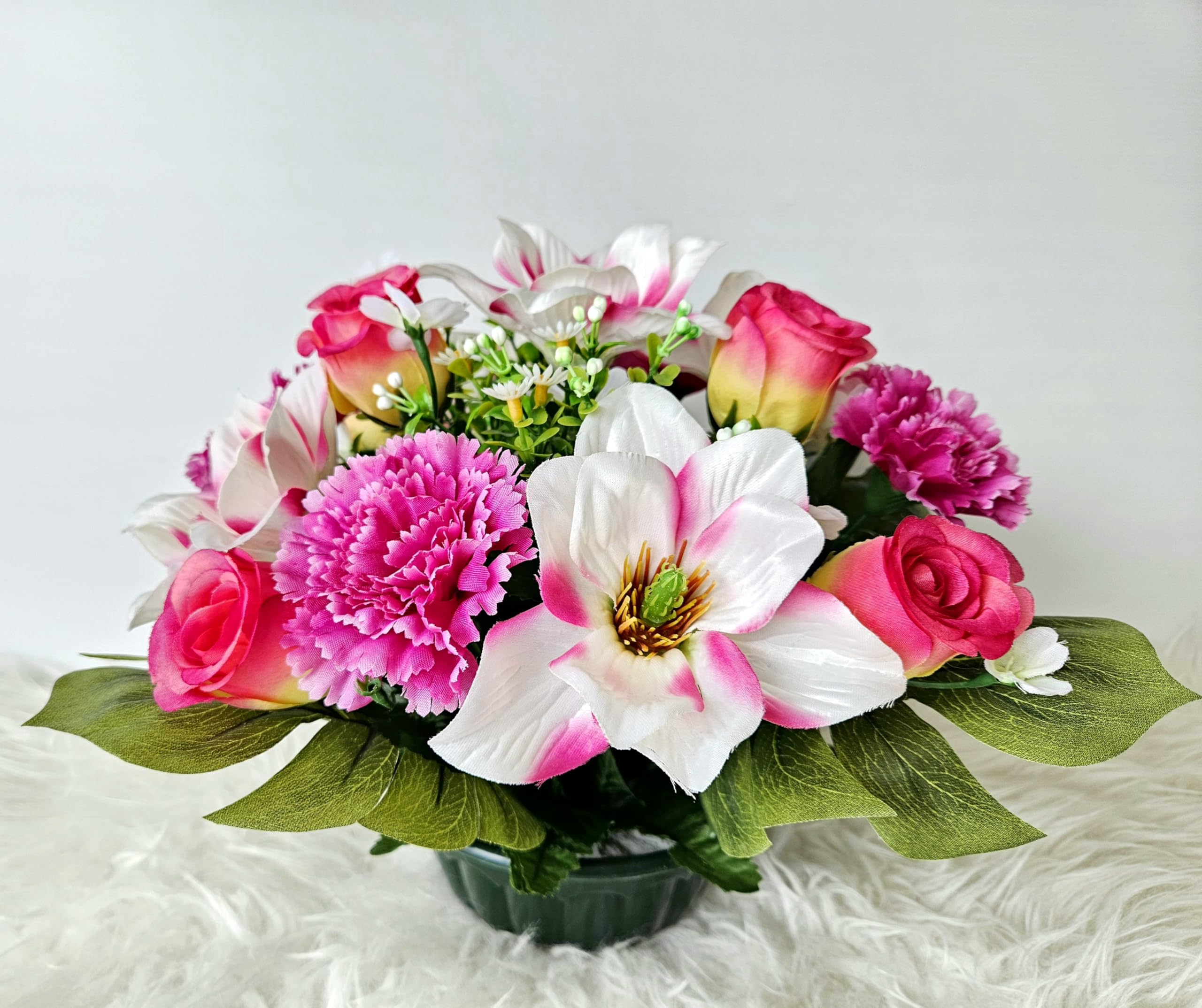 Composition de Fleurs Artificielles, Lesté Ciment pour Une Très Bonne Tenue à L' extérieur. Réalisé par Nos Soins, Fleurs de Qualité.
