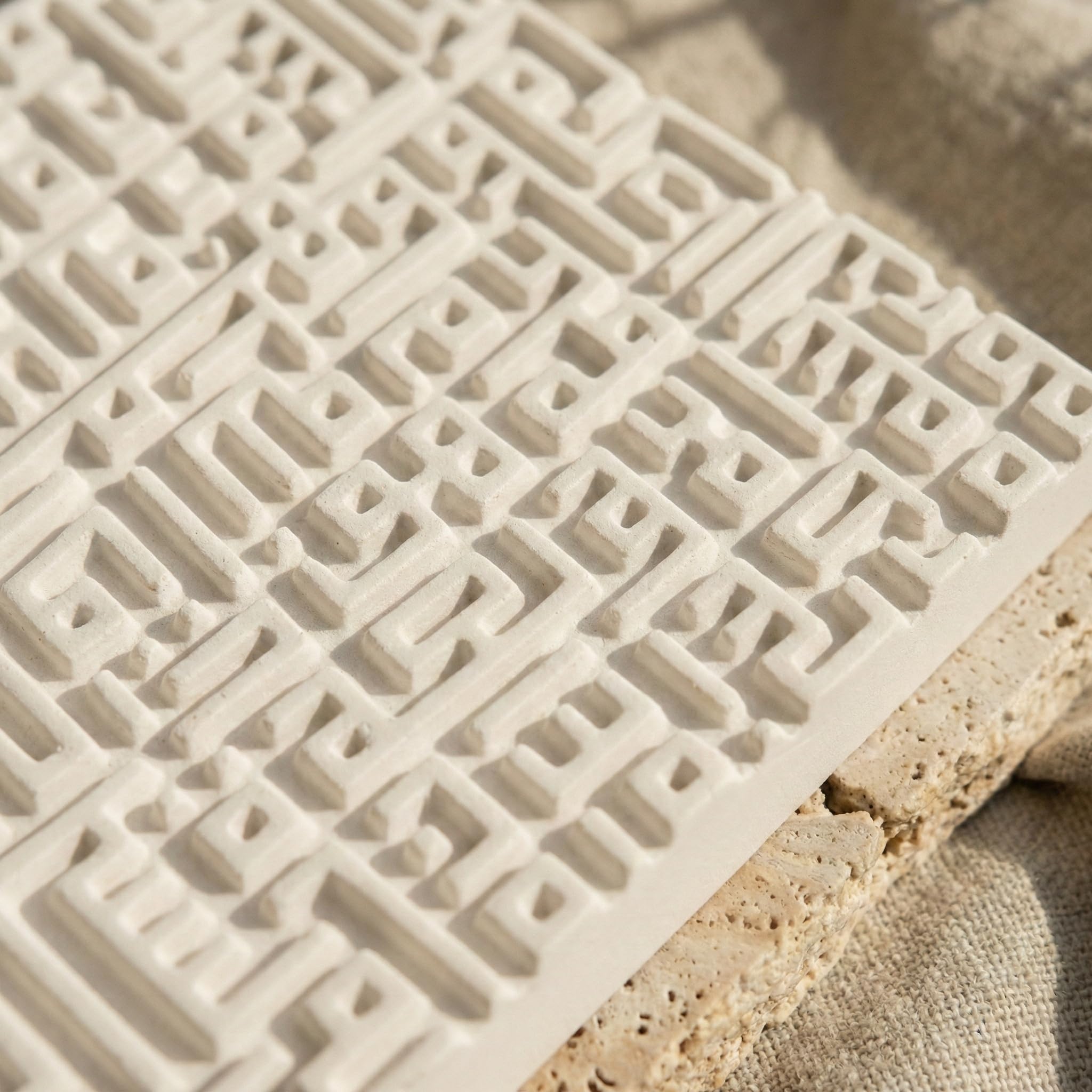 Stone Ayatul Kursi Kufic Decor – 3D geschnitzte quadratische islamische Kalligraphie Kunst – modernes muslimisches Heimbüro Schreibtischzubehör – minimalistische Vers des Throns Skulptur – elegante