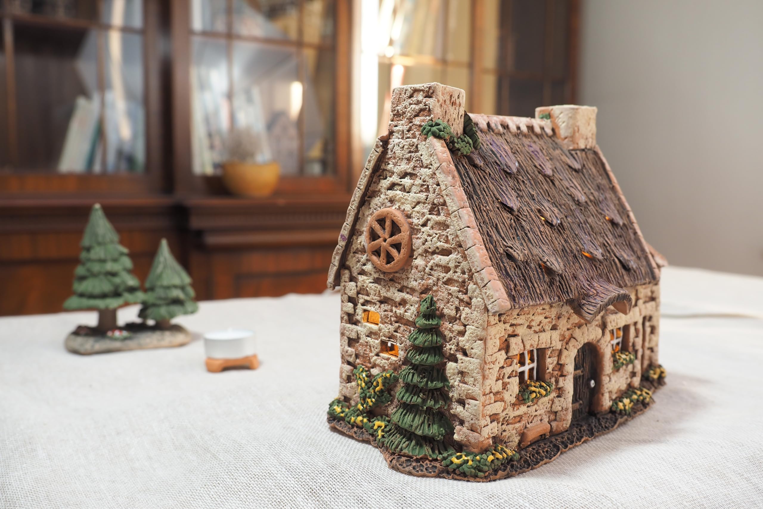 Ceramiczny domek świetlny, rękodzieło, miniaturka artystyczna, stary tradycyjny dom bretoński, Francja, C229AR