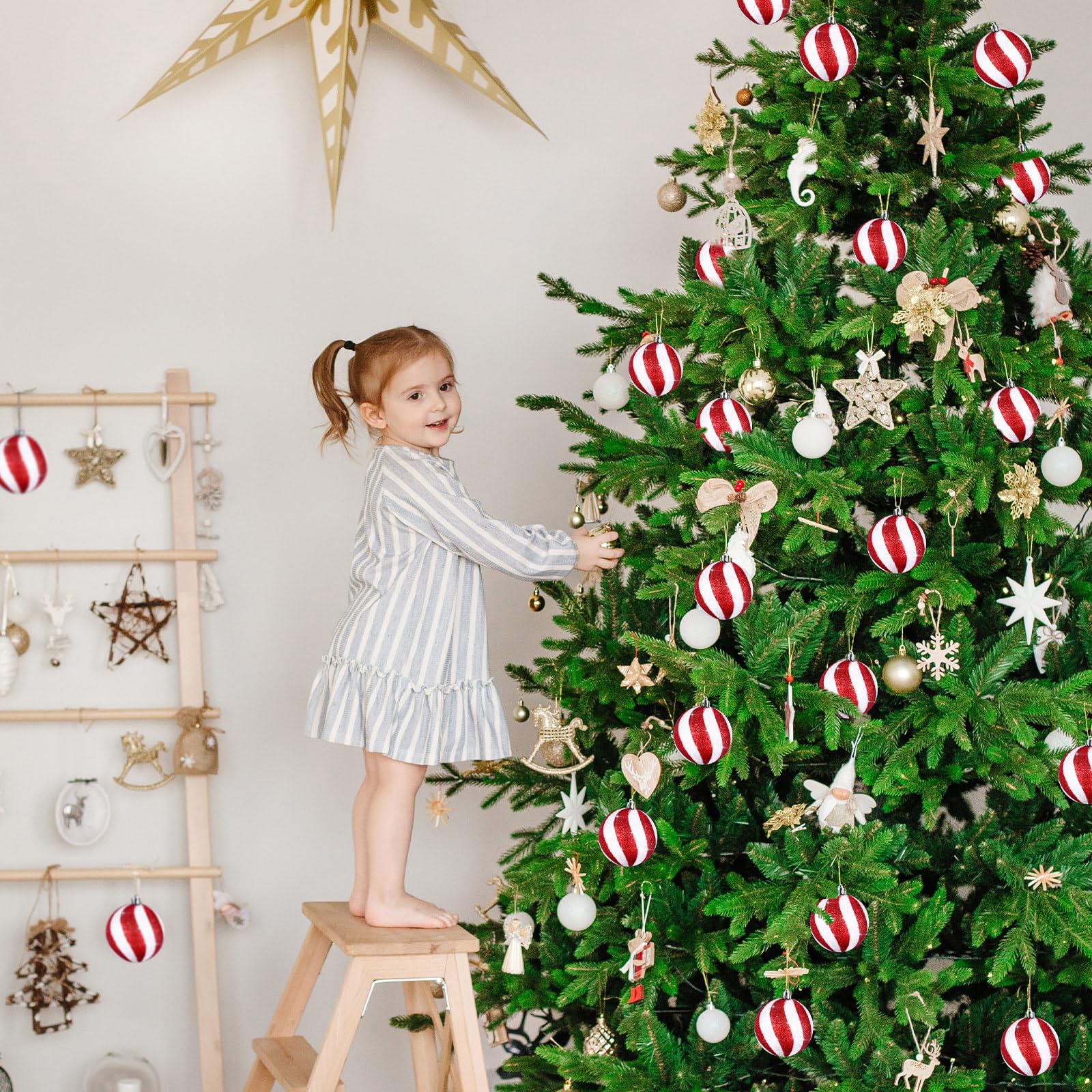 Liliful 12 bolas de Navidad de 3.15 pulgadas, adornos con brillantina, decoraciones de árbol de Navidad pintadas de plástico, adornos para decoración colgante de remolino de Navidad (blanco y rojo)