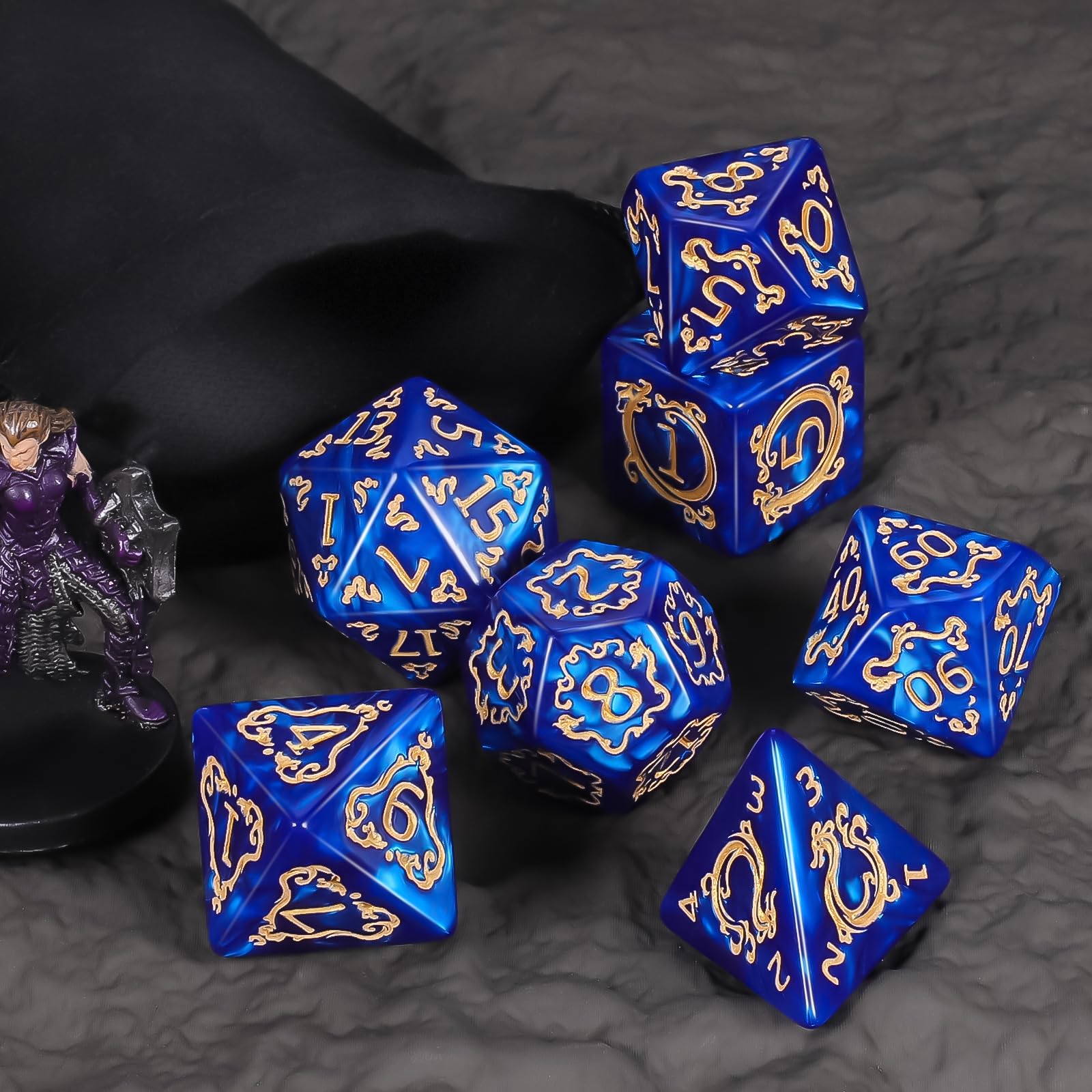 QMAY, Set di dadi poliedrici per Dungeon e Dragons MTG RPG D&D D20, D12, D10, D%, D8, D6, D4 (7 pezzi con motivo drago blu) - 4