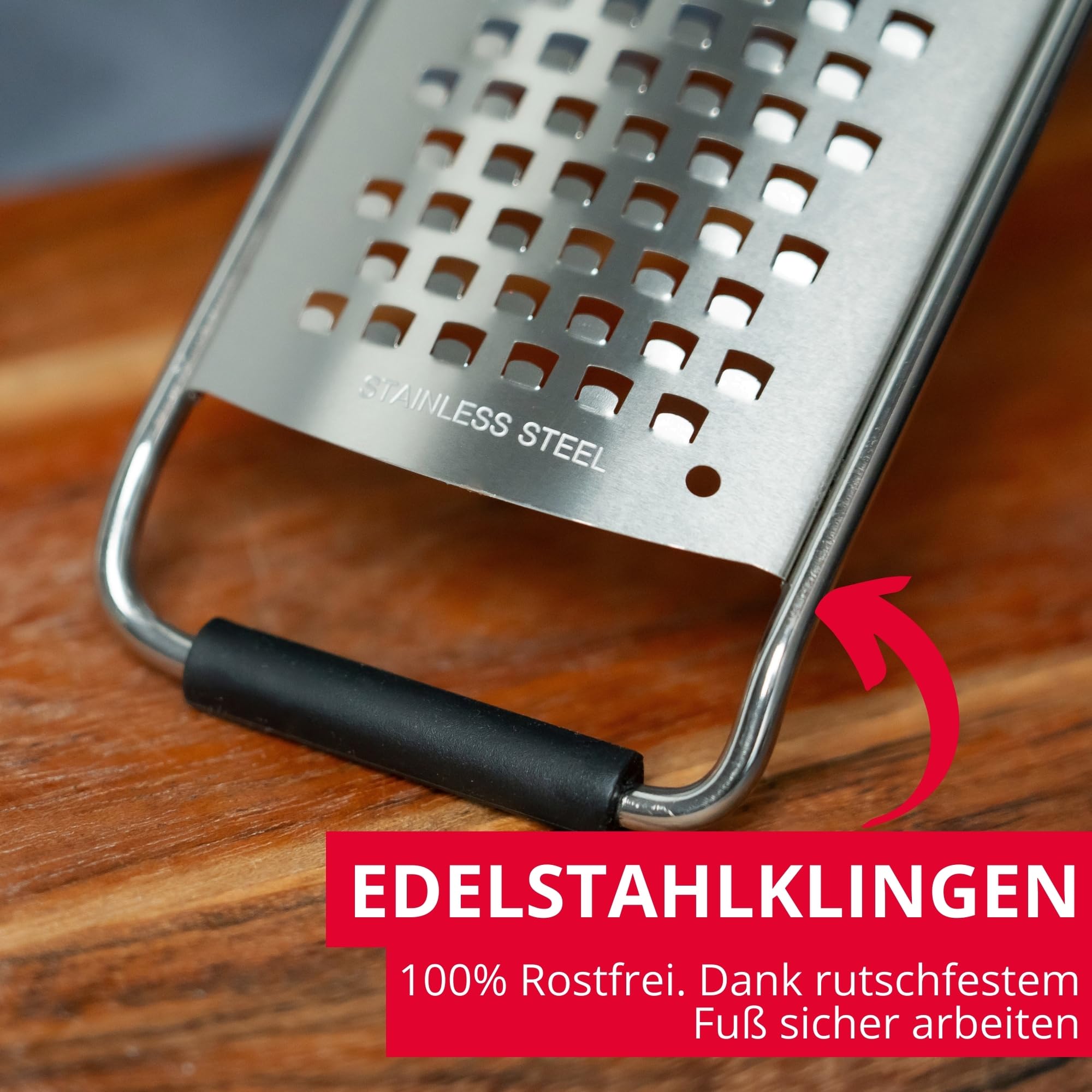 Westmark Käsereibe grob - 100% rostfreier Edelstahl - Reibe für Käse, hartes Obst, Kartoffeln & Gemüse - Küchenreibe mit Klingenschutz für eine sichere Aufbewahrung - 32 x 6,5 x 2,8 cm (silber)
