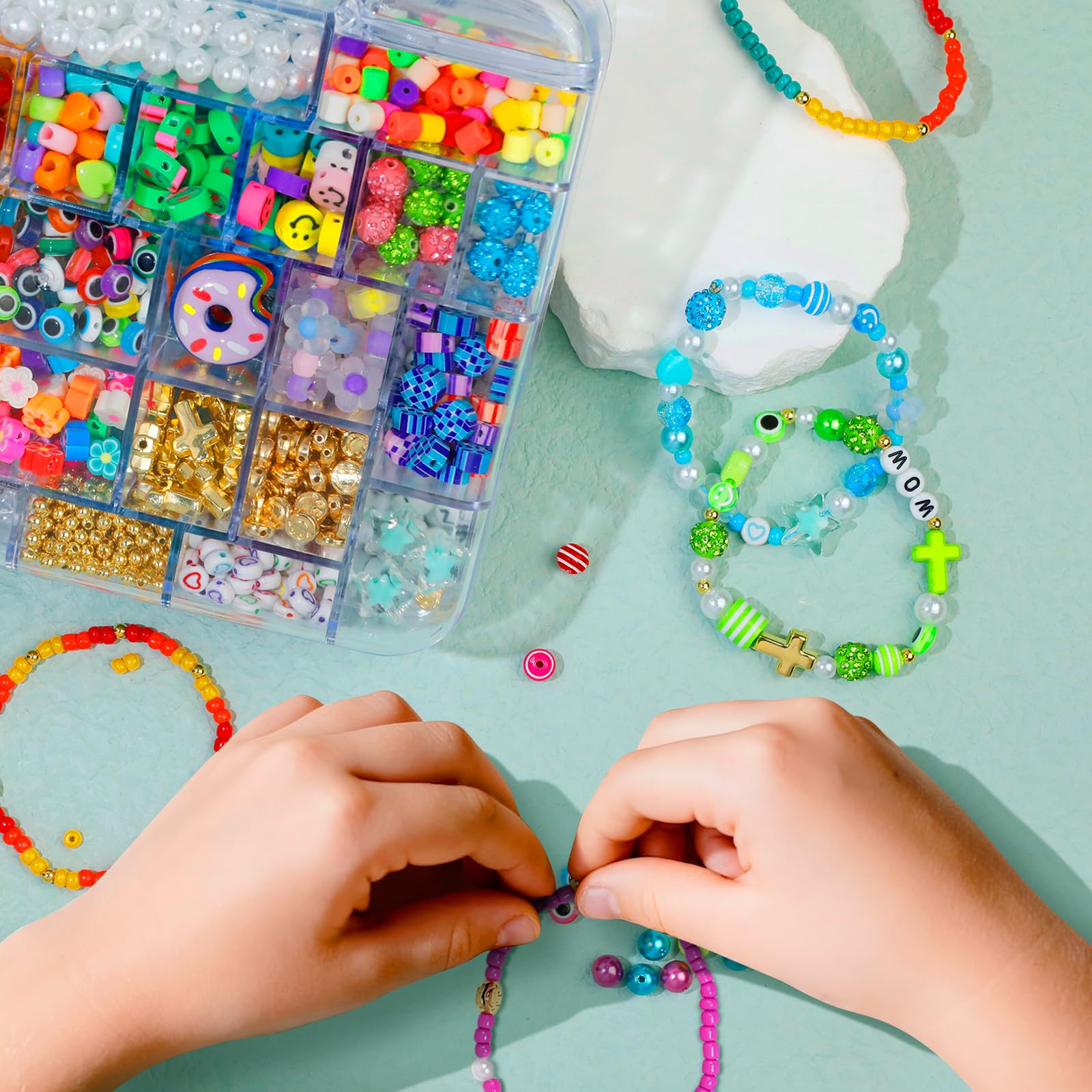 Kit per la creazione di braccialetti con oltre 2000 perline (50 tipi) – Pony, Kandi, argilla polimerica, faccina sorridente e lettere perline per la creazione di gioielli, set fai da te con