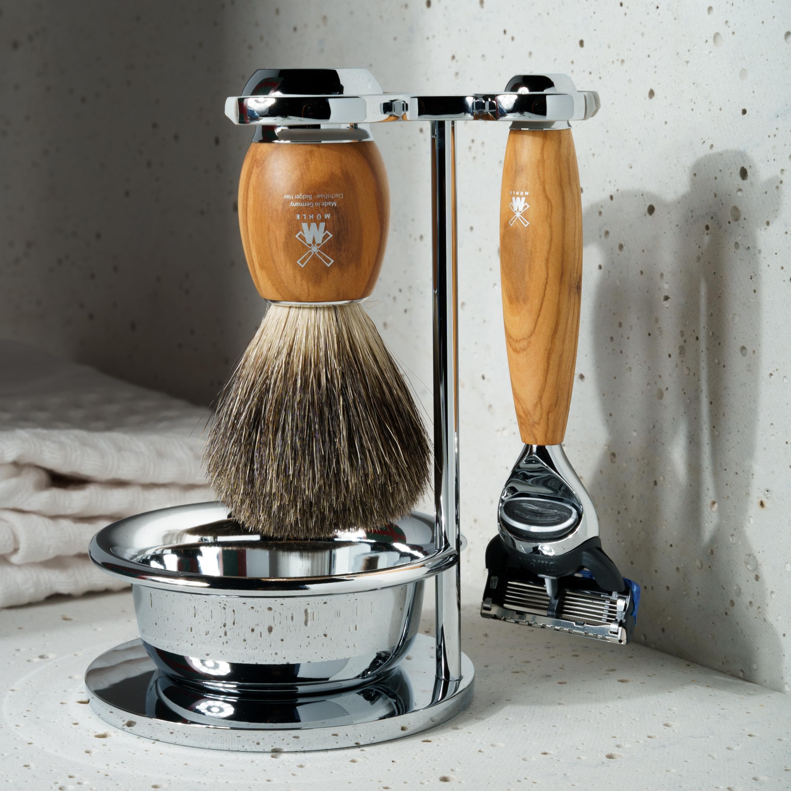 MÜHLE Vivo Rasierset - Rasierer kompatibel mit Gillette-Klingen, Rasierpinsel reines Dachshaar, Halterung, Olivenholz Griff