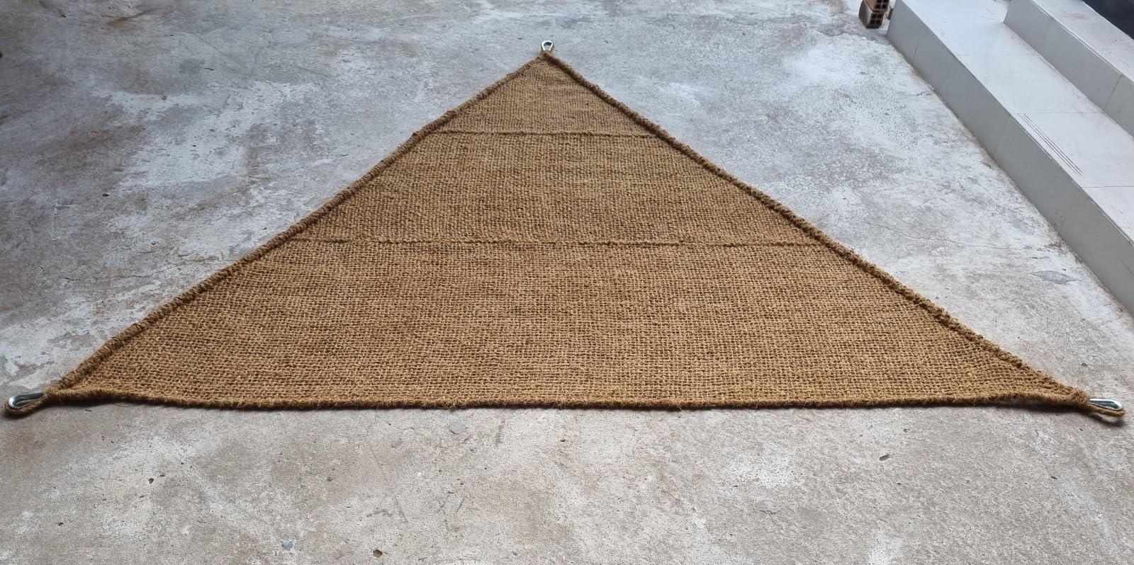 Telo ombreggiante triangolare CocoWeave – 4x4x4 metri – Telo parasole resistente in fibra di cocco – Protezione solare efficace e vela parasole permeabile all'acqua – Per terrazza o giardino – 15 KG
