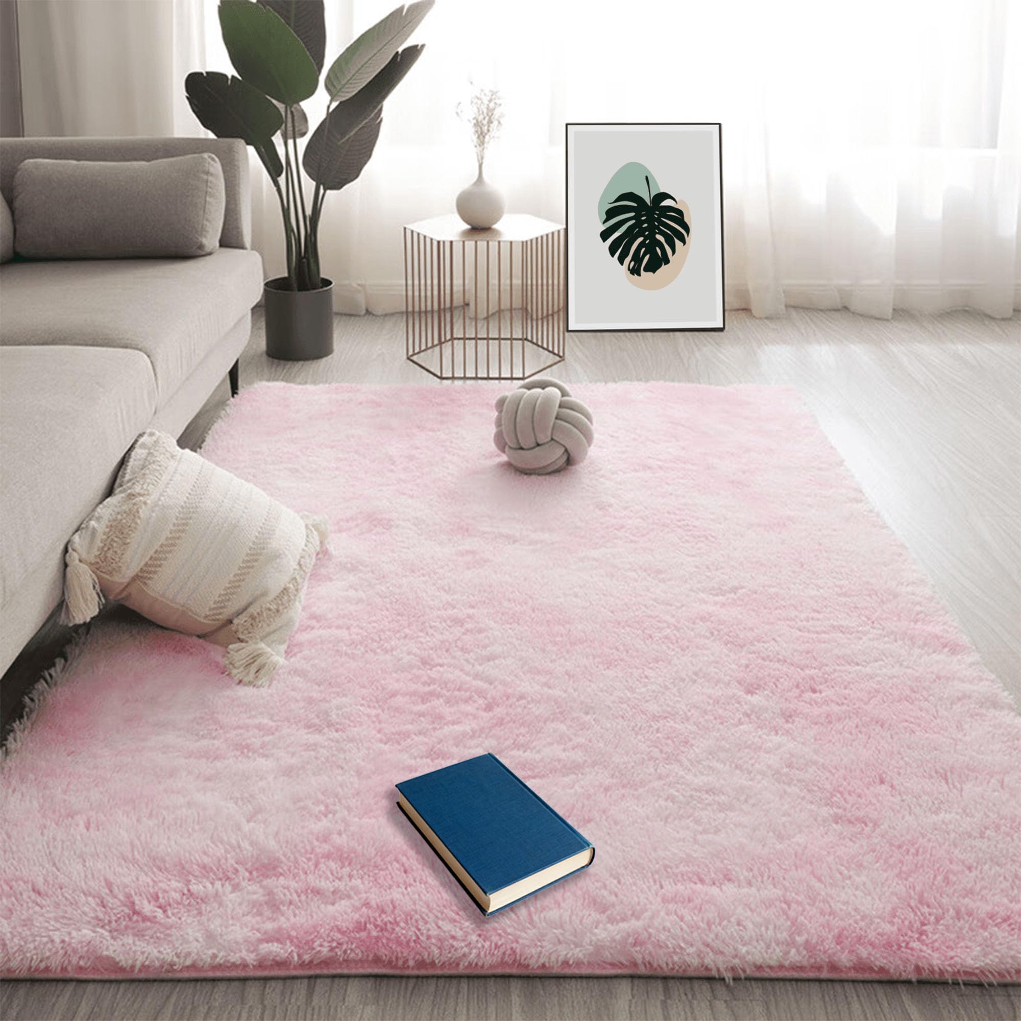 Tapis shaggy long poil rose clair idéal pour créer un coin douillet dans une chambre de fille