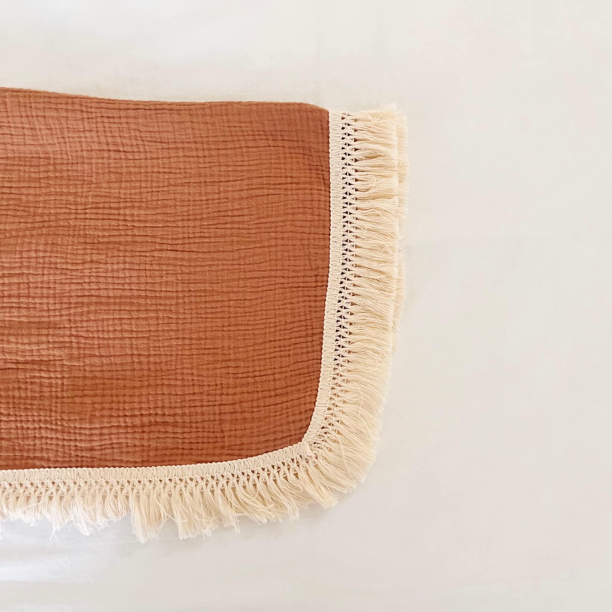 Manta de muselina de algodón para bebés con flecos, borlas bohemias bohemias, decoración de guardería, abrigo unisex para niños o niñas, uso como manta o mantas con flecos de enfermería (Rust)