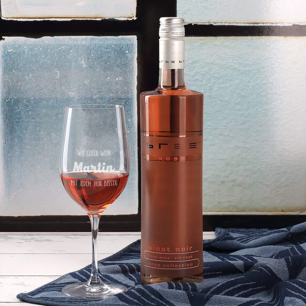 Herz & Heim® Geburtstagsgeschenk mit graviertem Weinglas und Bree Wein zur Auswahl in Präsentbox als Geschenk zum Geburtstag für Frauen und Männer Rosé