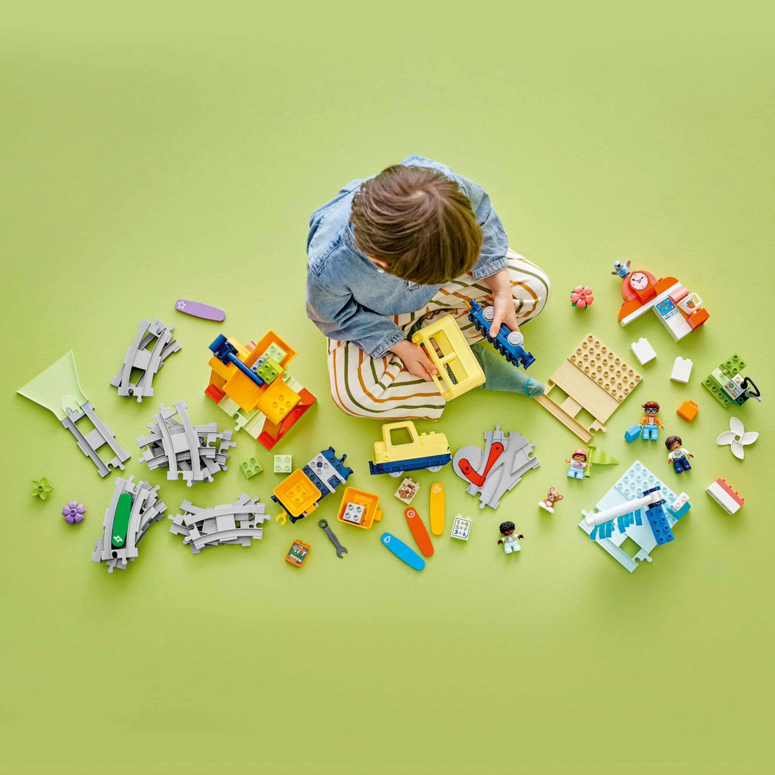 LEGO DUPLO Duży interaktywny pociąg miejski 10428 | zestaw kolejowy, interaktywna zabawka, prezent dla chłopca i dziewczynki 3+, światło i dźwięk, 103 elementy