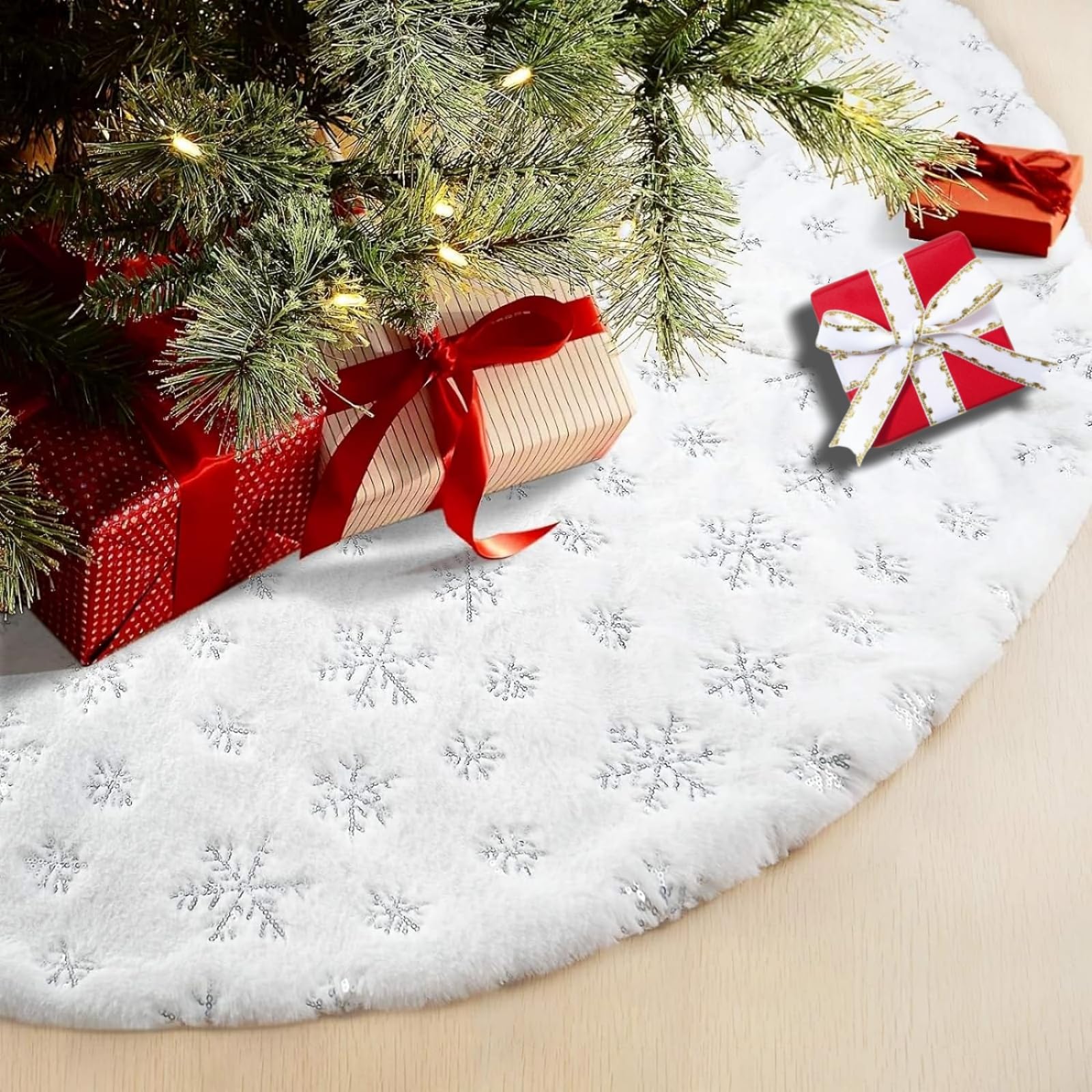 CaiTang90 cm Round Christmas Tree Skirt, Silver Snowflake, White Plush Christmas Tree Skirt, Round Christmas Tree Skirt for Christmas Tree and New Year Decorations