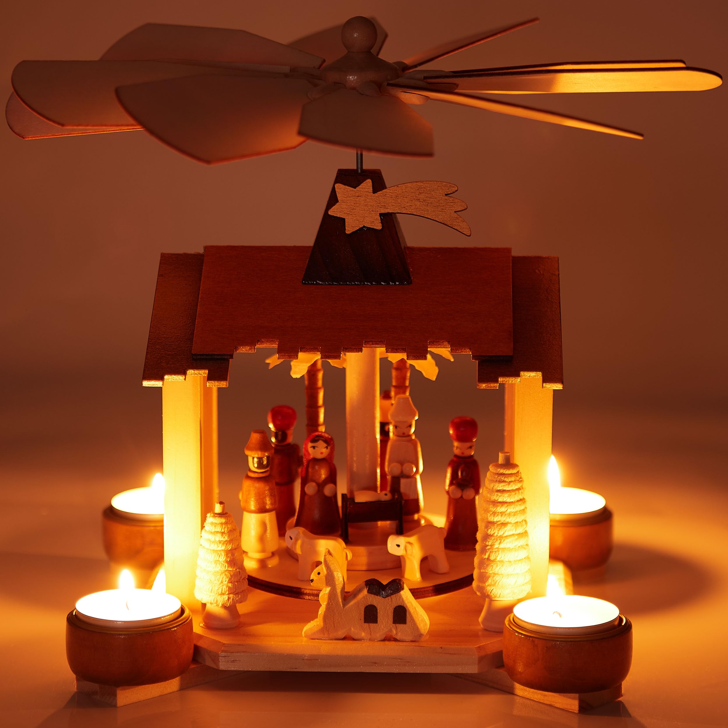 BRUBAKER Pirámide Navideña de Madera - 28 cm Estructura Artesanal con Jesús, María, José y la Estrella de Belén - Belén con 4 Luces para Las Fiestas - Pintado a Mano