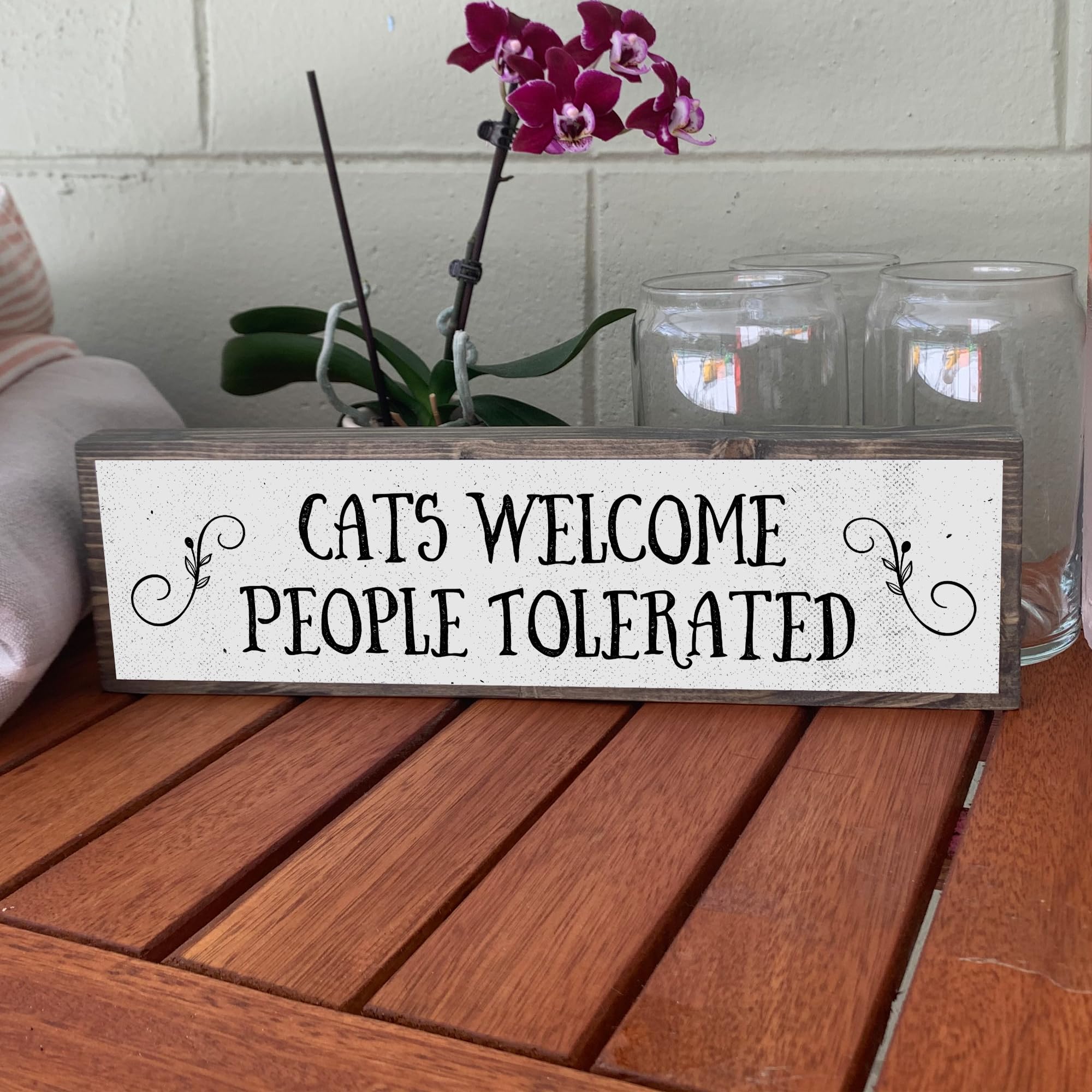 Letrero de madera con metal con texto en inglés "Cats Welcome People Tolerated", regalos geniales para los amantes de los gatos, decoración de gatos, regalo para mujer loca