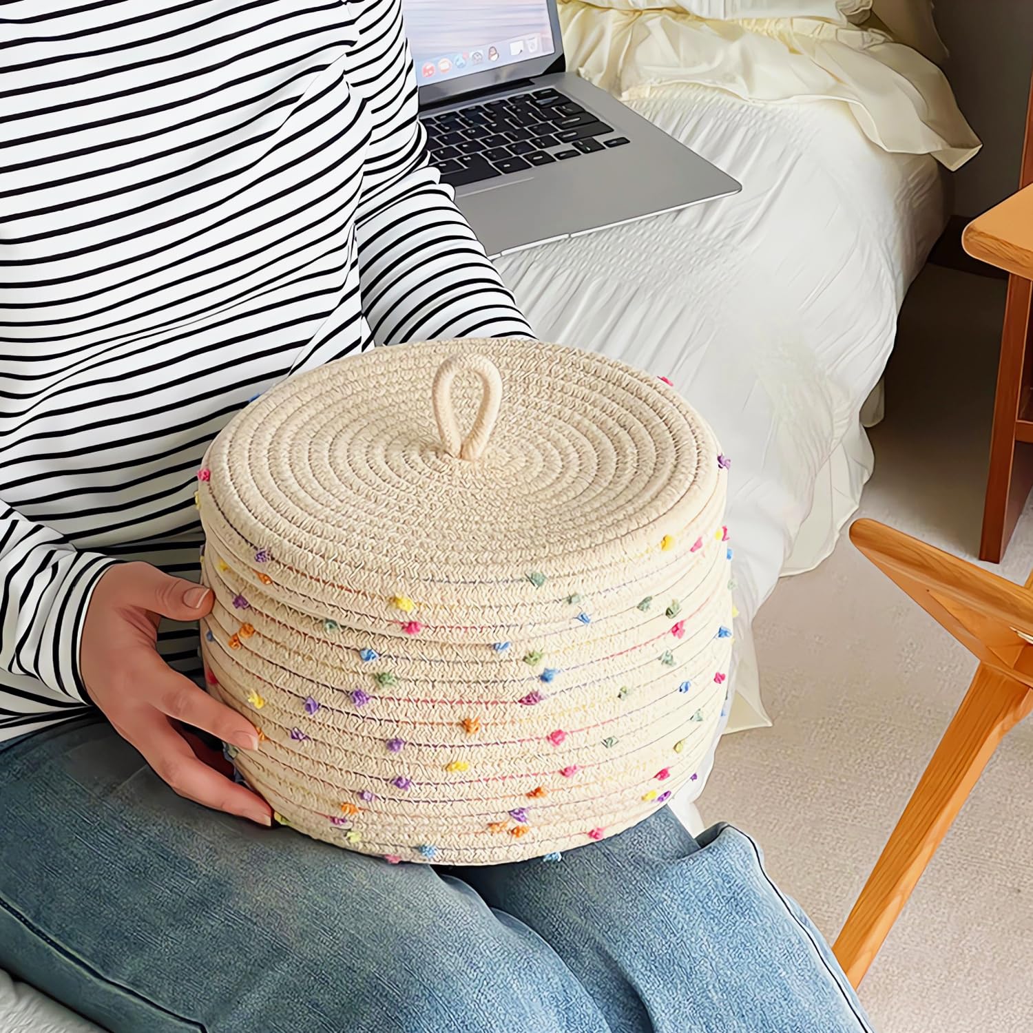 Cesta pequeña de cuerda con tapa, pequeña cesta de almacenamiento tejida redonda de 10 x 6 pulgadas con tapa para organizar, pequeña canasta decorativa para juguetes con pompón arcoíris 4