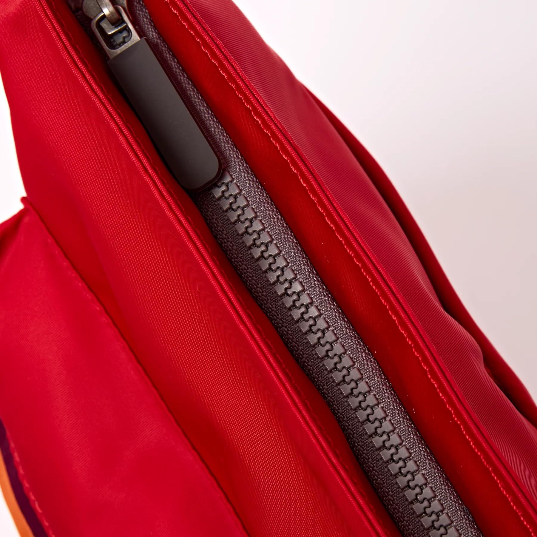ROKA London Kennington Crossbody Bag – Borsa a tracolla leggera impermeabile per donne e uomini con tracolla regolabile, tasche multiple con cerniera e nylon riciclato