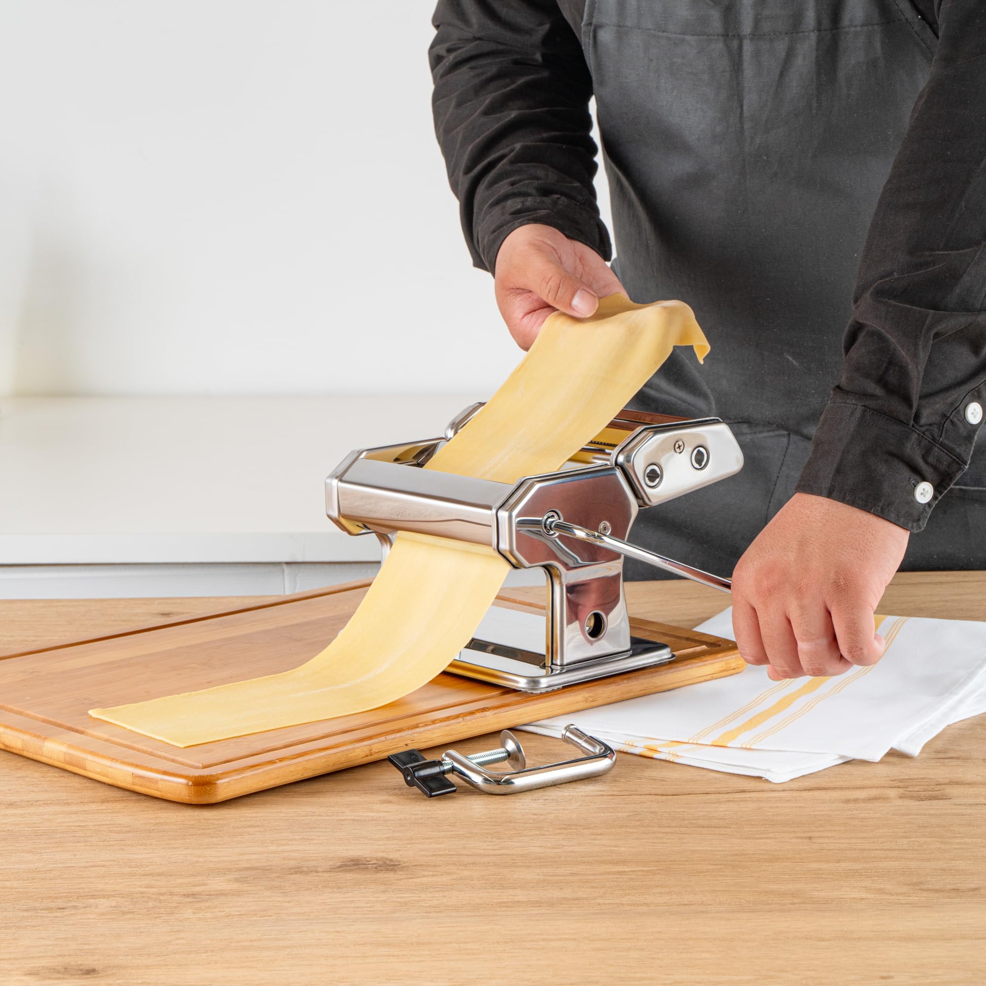 Restaurantware -Met Lux - Máquina para hacer pasta, 1 máquina para hacer pasta con 2 accesorios de corte, 9 ajustes de grosor ajustables, juego de 5 piezas, máquina manual de pasta de acero