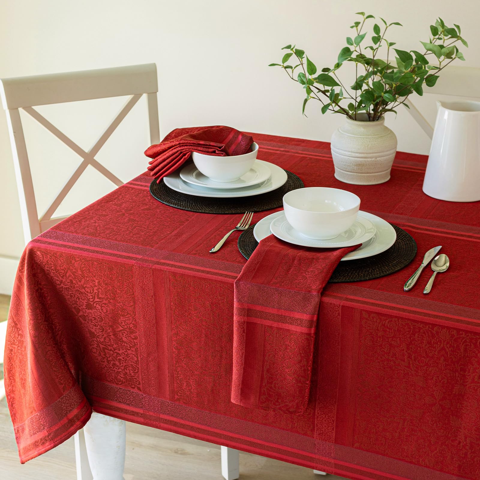 Benson Mills Ravenna garngefärbte Jacquard-Tischdecke, Schwerer Stoff, für Alltag, Partys, Hochzeiten, Urlaub, Winter und Weihnachten (152,4 x 304,8 cm, rechteckig, rot)