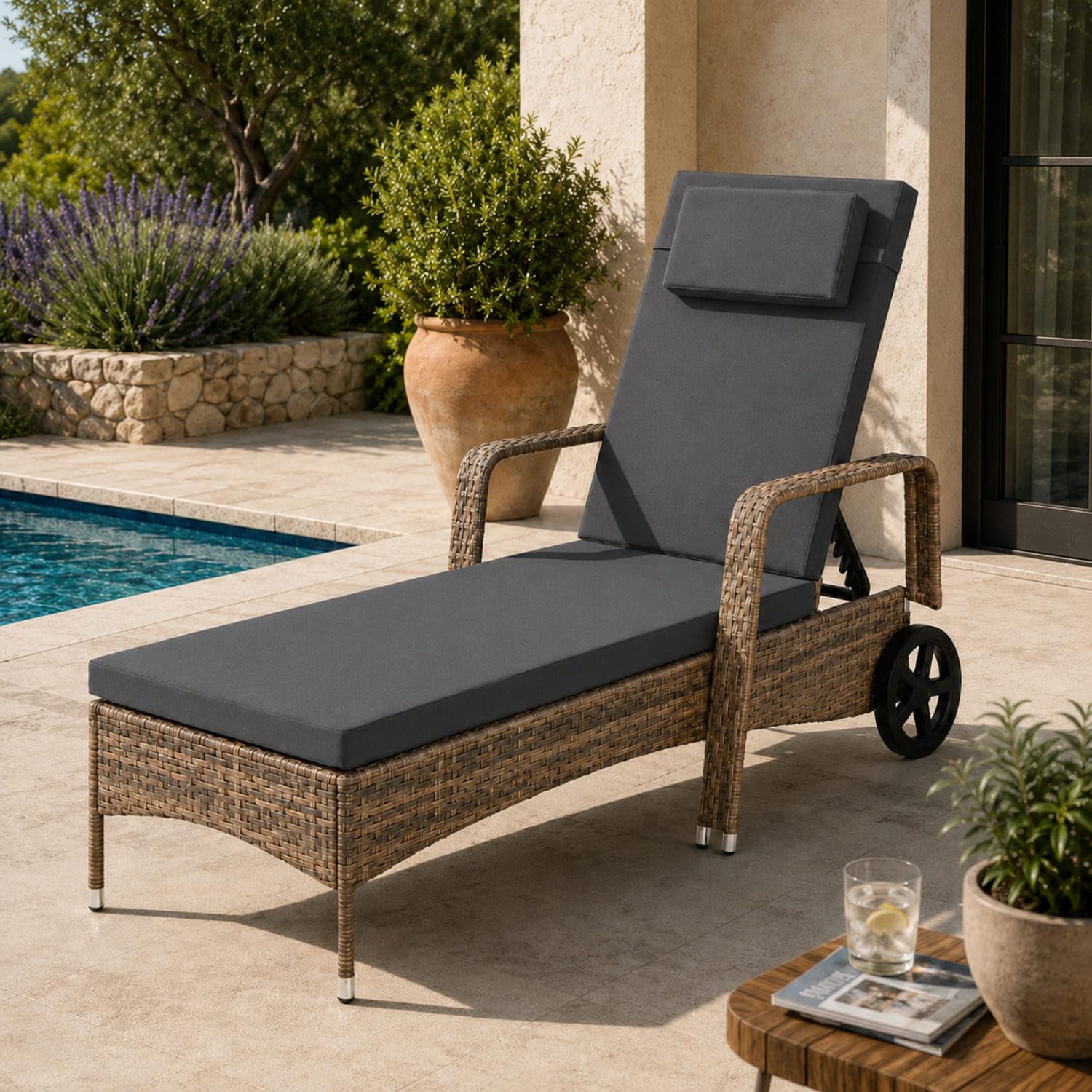 Lettino Prendisole Reclinabile In Polyrattan Con Schienale Regolabile In 6 Posizioni Cuscino Poggiatesta E Ruote Per Giardino Piscina Terrazzo 196 x 72 x 94.5 Cm Marrone Chiaro