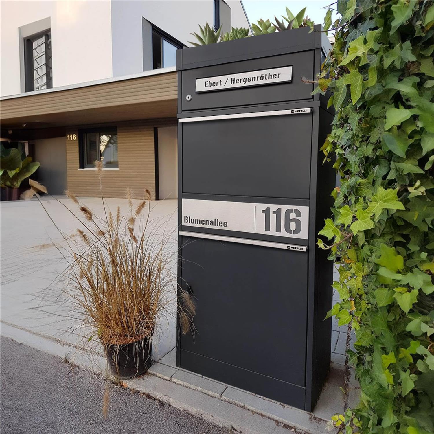 Metzler Paketbriefkasten mit Pflanzdach und Paketfach in Anthrazit RAL 7016, abschließbar und wetterfest, personalisierbares Edelstahlnamensschild, freistehend, robust, für große Pakete
