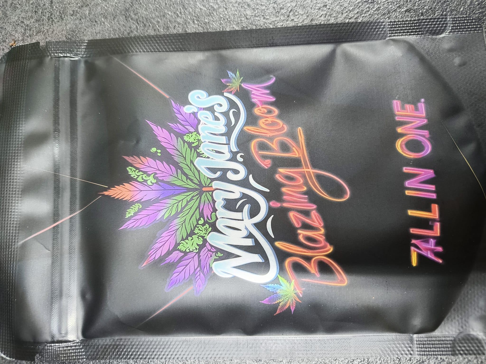 Mary Jane's Dünger-Bundle für Cannabispflanzen Hanfplanzen, Wachstums- und Blütedünger Set mit Bud Boost, 2x500g Dünger + 200g Boost, für Wuchs- und Blütephase für alle Substrate und Hydro Grow