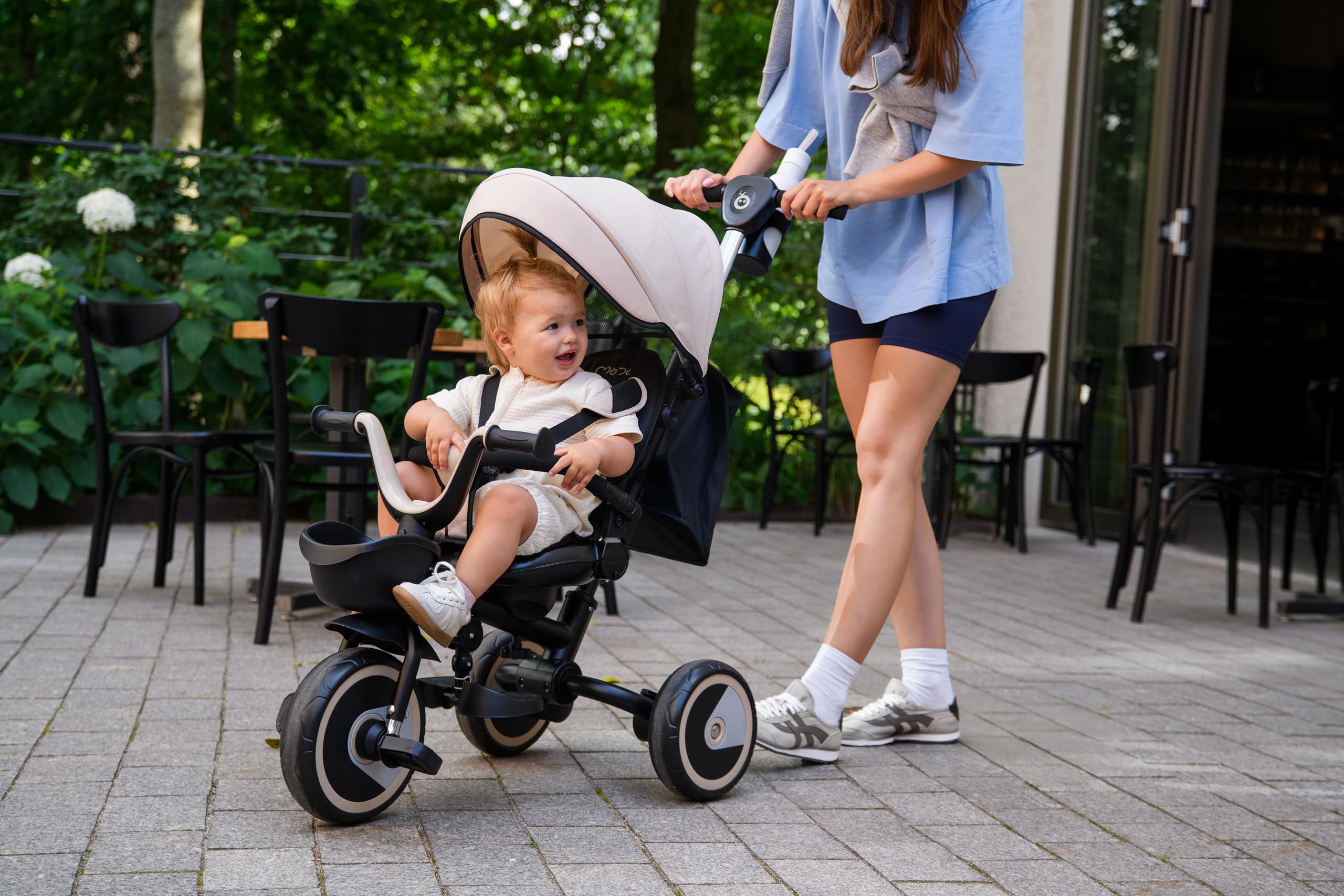 Triciclo per bambini MoMi IVI, seduta girevole 360°, cinture a 3 punti, poggiapiedi, tettuccio parasole, ruote EVA, manubrio regolabile, borsa e cestino portaoggetti