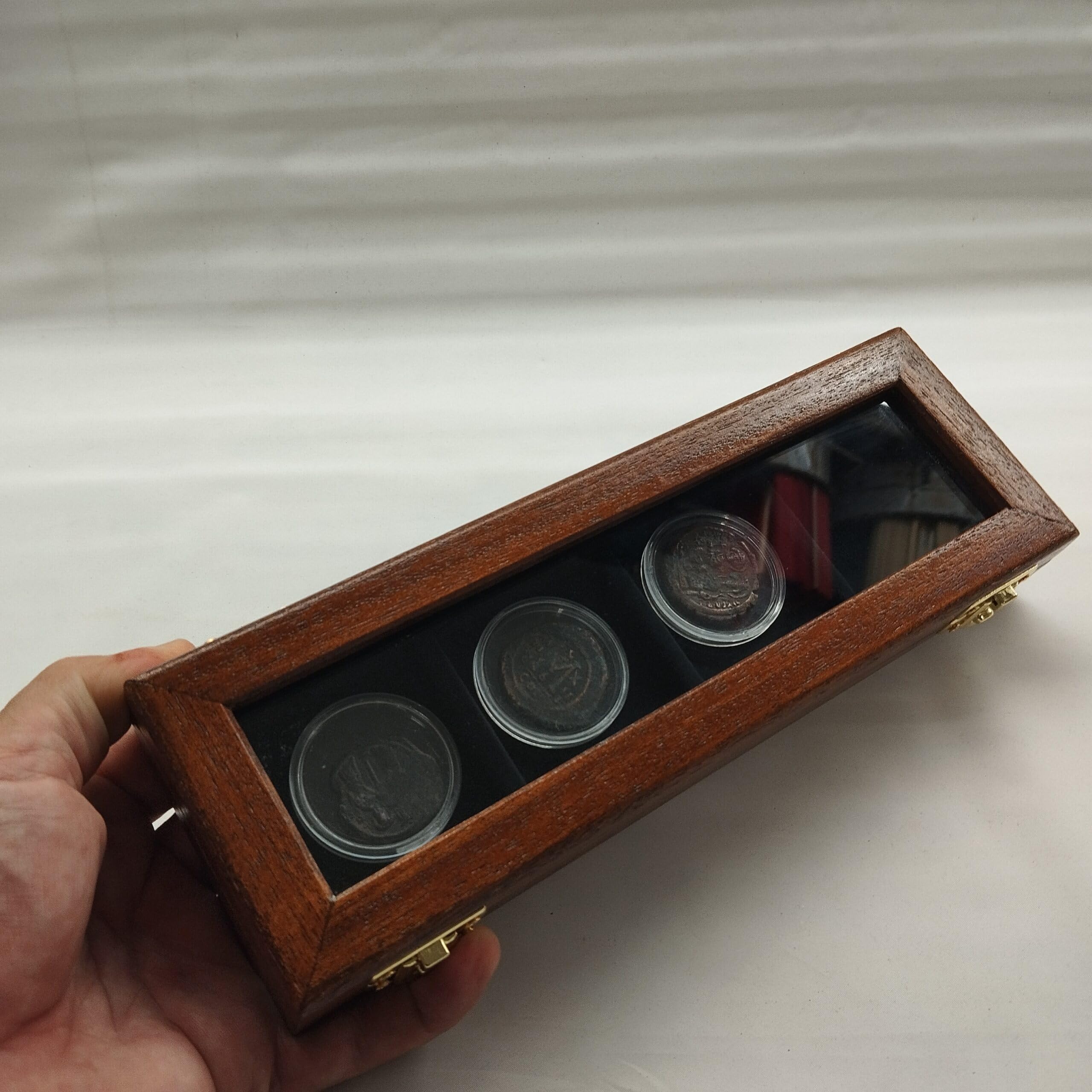 Écrin pour pièces et médailles 4 Compartiments 50x50 mm en Bois et Velours – Coffret numismatique Artisanal Fait Main en Italie