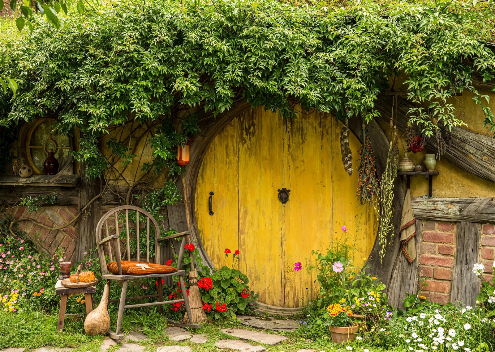 BELECO 3.6x2.5m Fabric Casa Fantasy Con Porta Gialla Sfondo Fotografico | Scenario Di Casetta Nel Bosco Con Porta Rotonda Gialla Fiori Rampicanti E Sedia Rustica Per Feste E Ritratti