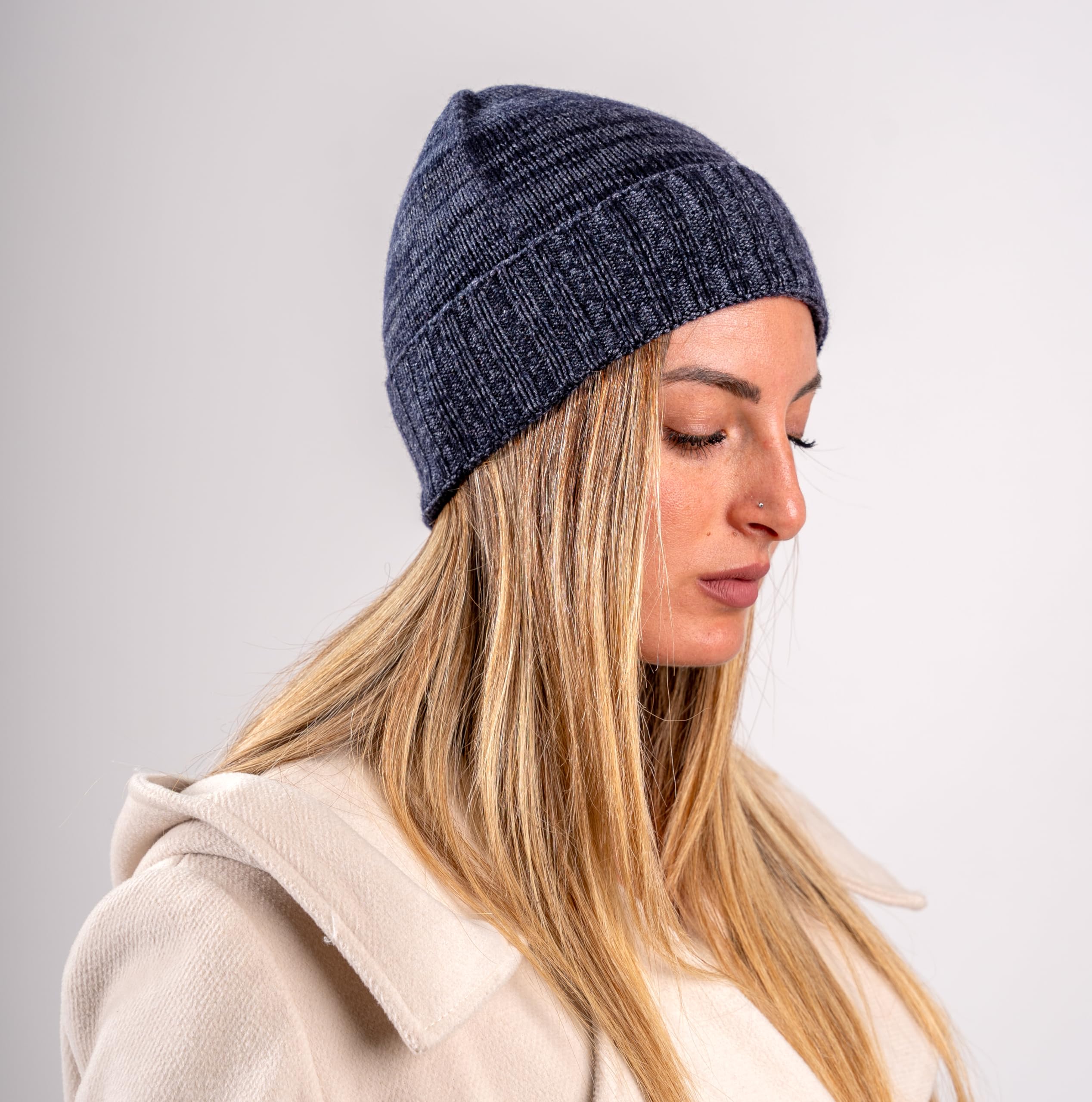 CLASSE77 – Gorro de lana (70%) mezcla de cachemira (30%) con solapas acanaladas – Unisex – 100% Made in Italy – Artesanal, Azul y gris jaspeado, Talla única