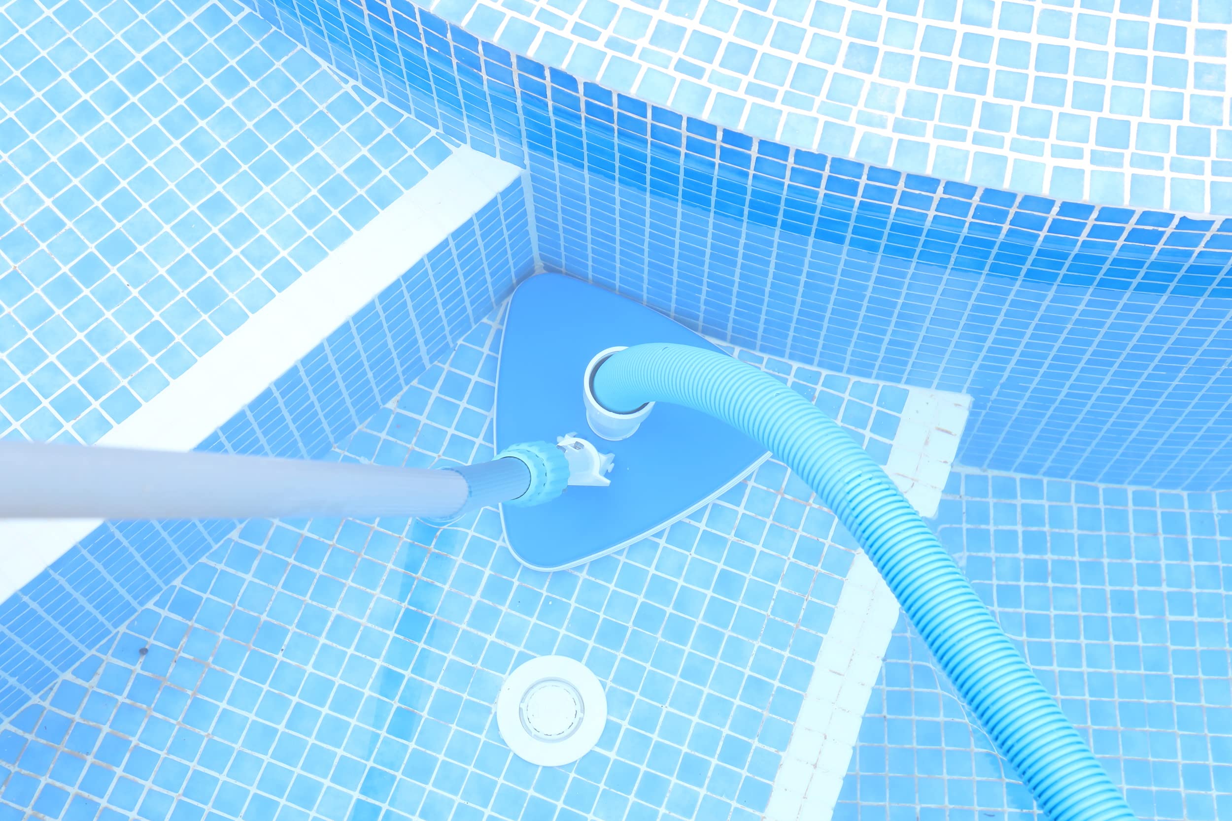 SIQUA Limpiafondos Piscina Triangular con Cepillo Nylon – Compatible con Manguera Ø35-38 mm y Mango Extensible, Fijación Palomilla, Accede a Esquinas, Ideal para Fondo de Piscinas Gresite y Liner