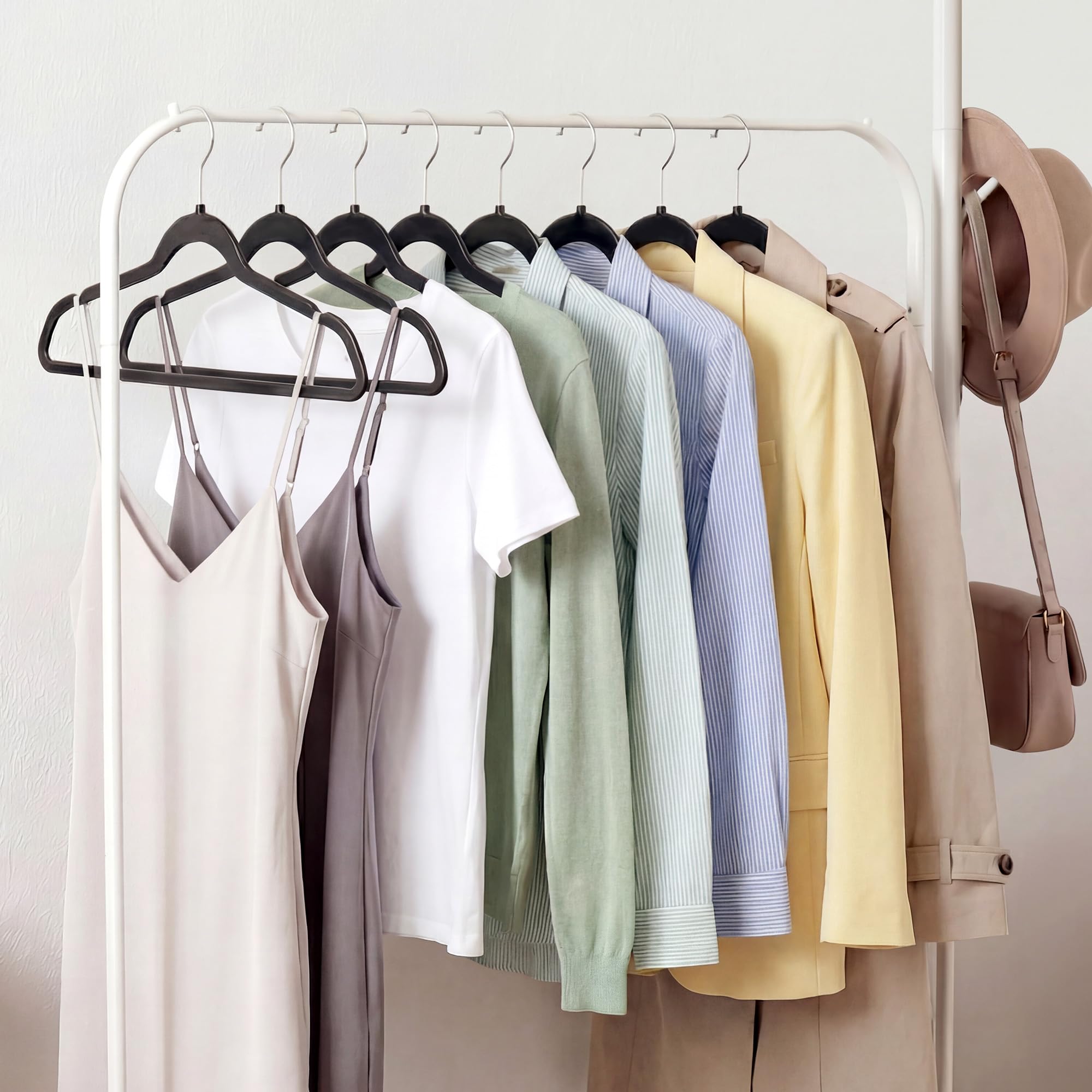 HOUSE DAY Pack de 50 perchas de plástico resistente, 0,5 cm, ultrafinas, ahorran espacio, sin pelusa y se pueden limpiar con un gancho giratorio de 360°, ideal para trajes, abrigos y camisas, color