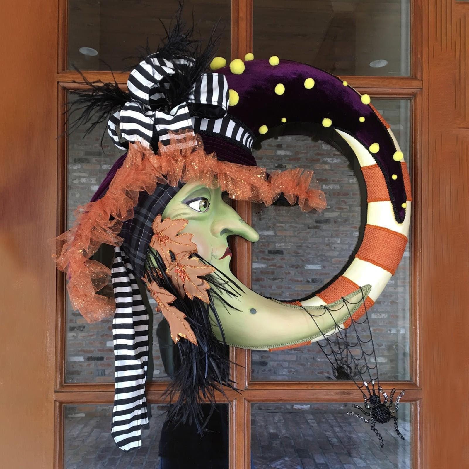 Wiszący Wieniec Drzwiowy Halloween z Figurą Wiedźmy na Przedni Ganku