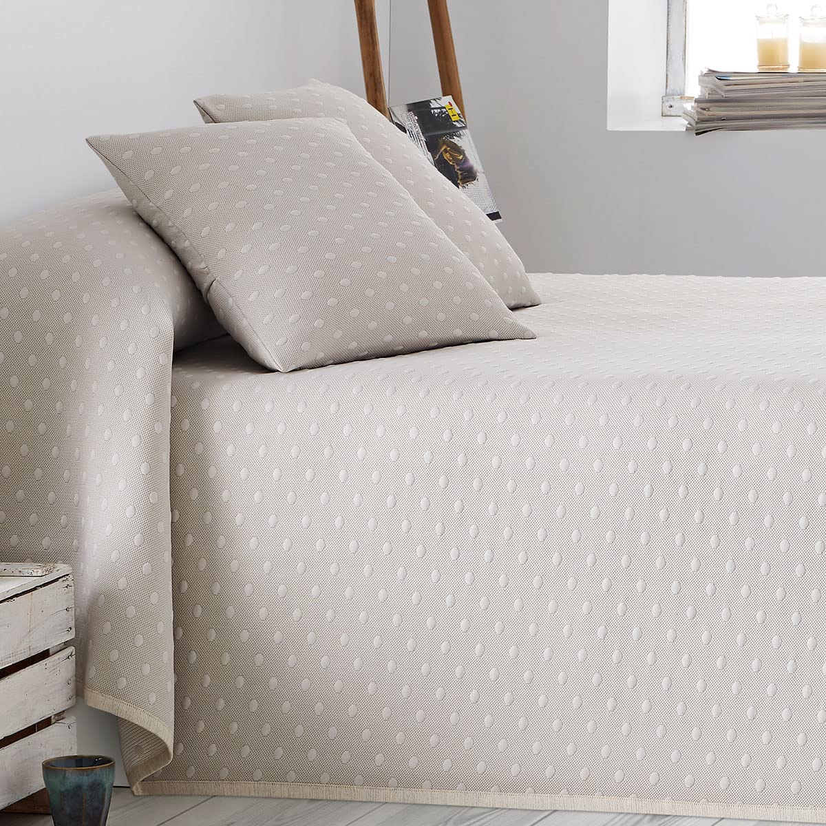 Lanovenanube Colcha Capa Piqué diseño Topos, Tacto algodonado y Suave, Cubrecama Moderno y Elegante de Tejido Fino, para Primavera o Verano. Incluye 2 Fundas de Cojín - Cama 150 cm - Color Lino