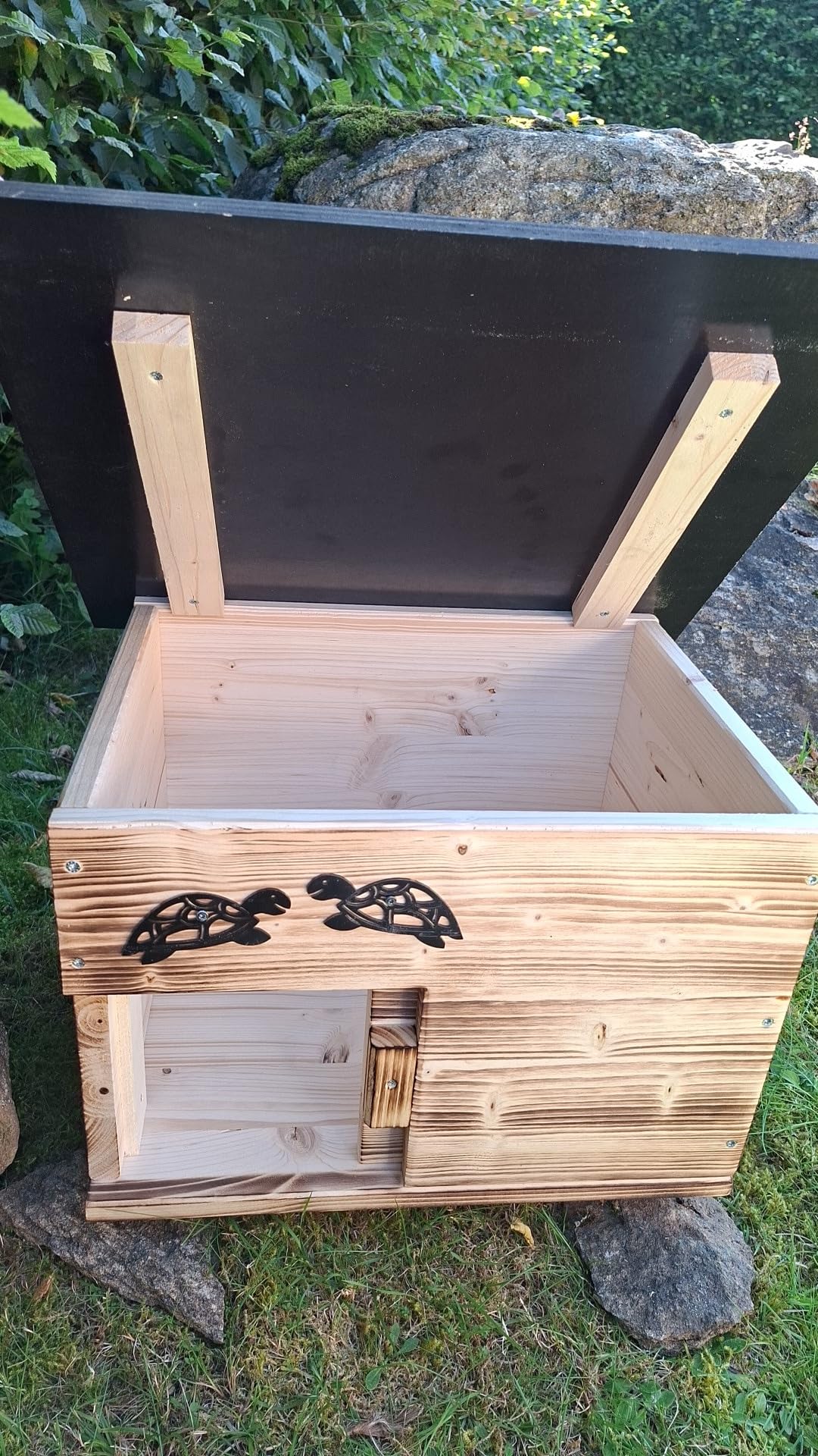 Maison pour tortue avec entrée fermable, fond et toit amovible en bois massif de sapin de 18 mm d’épaisseur flammé (SK01G)