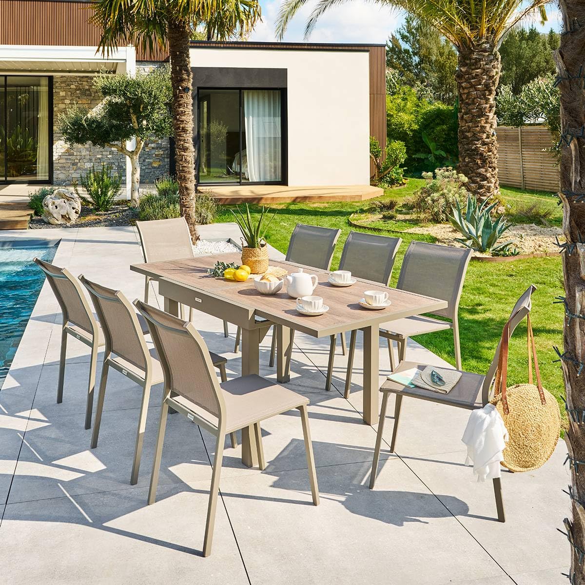 Hespéride - Table de Jardin Extensible Piazza Café - 8 Places - Aluminium Traité Epoxy Antirouille - Plateau Verre Trempé Effet Bois - Meuble d'Extérieur à Rallonge Coulissante
