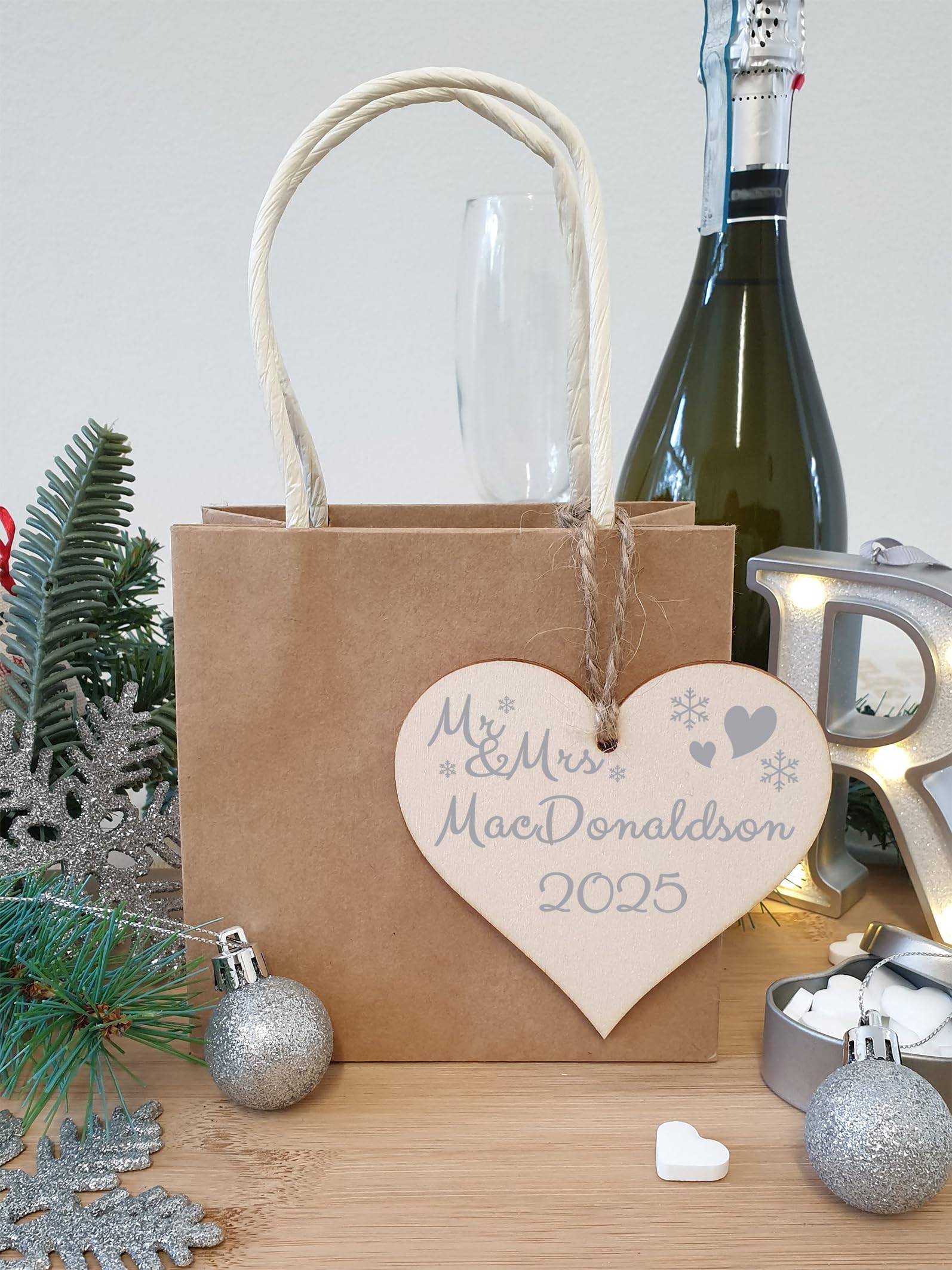 Personalisiertes, handgefertigtes Holzschild in Herzform, zum Aufhängen, Geschenk, um jemandem eine fröhliche Weihnachtskugel zu wünschen