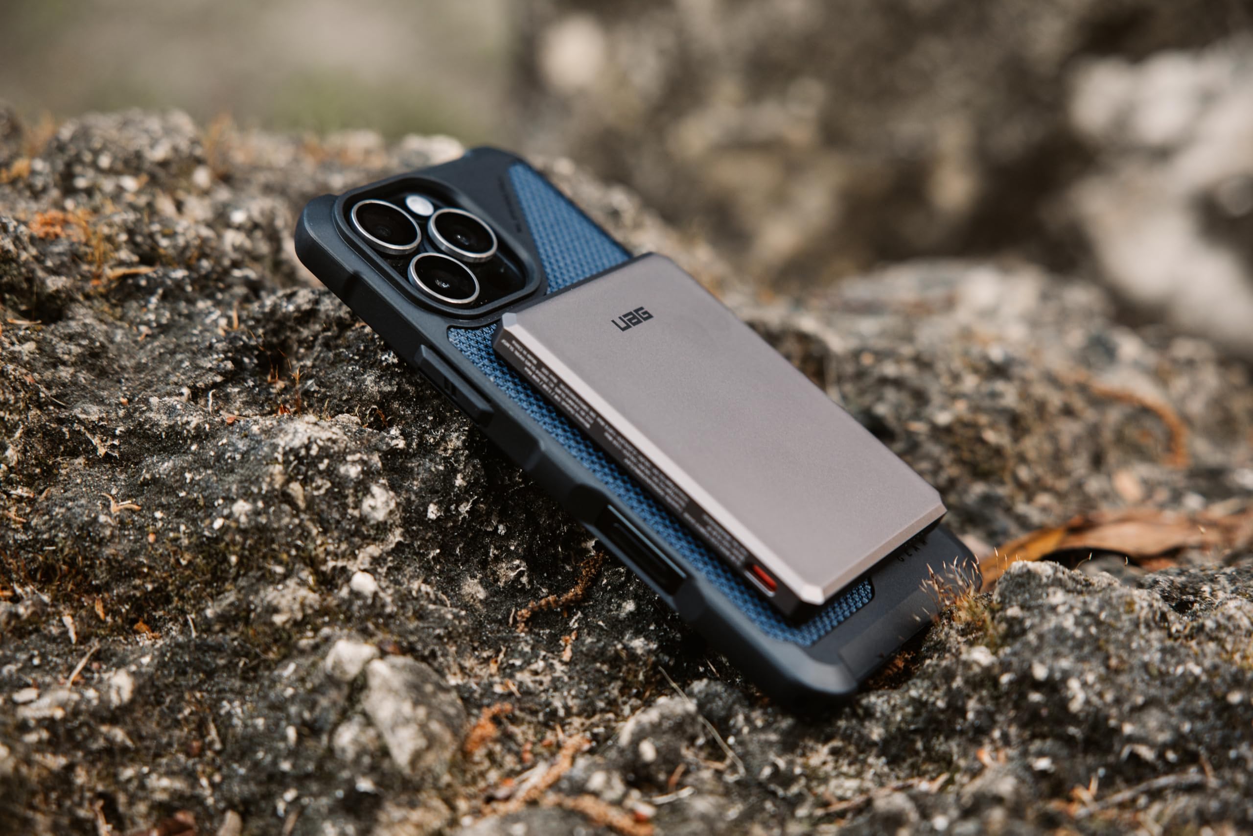 URBAN ARMOR GEAR UAG - Power Bank SRGE da 5000 mAh, 20 W, USB-C, sottile, magnetico, wireless, portatile, ricarica rapida, compatibile con iPhone 16, Samsung Galaxy S25, nero/grigio