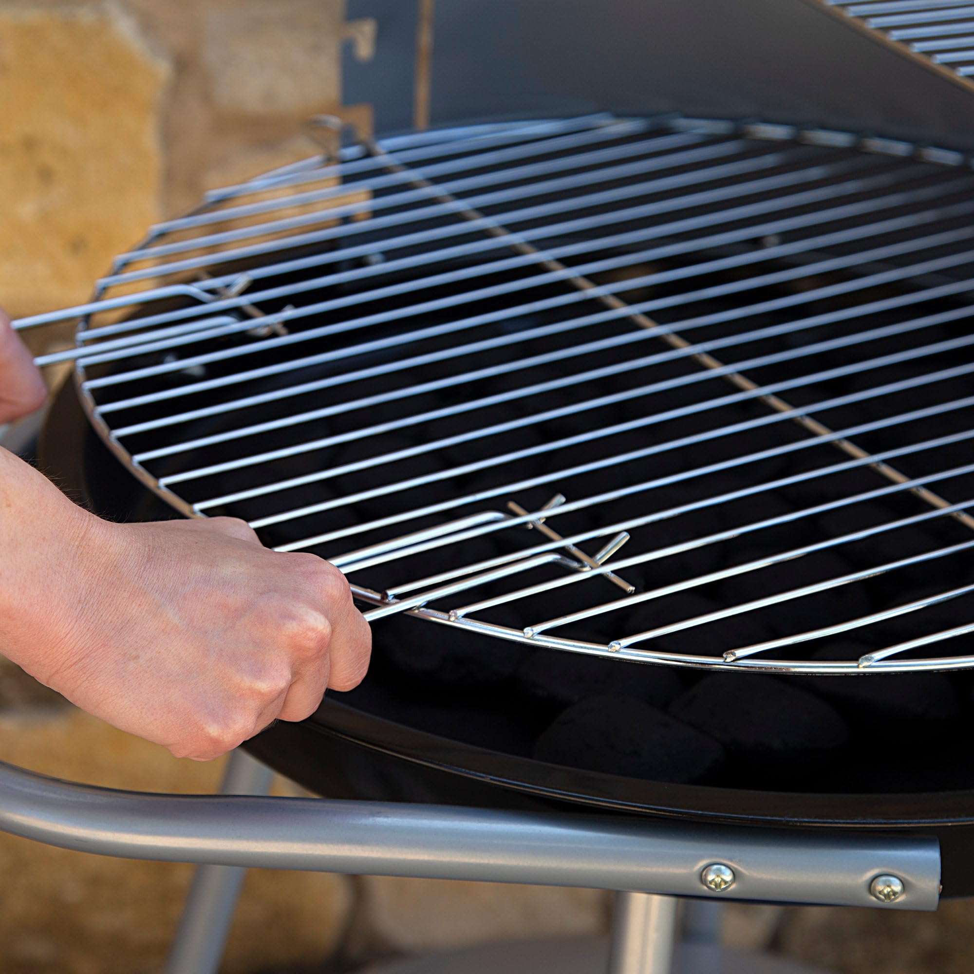 AKTIVE Barbecue rotondo a carbonella Ø51x51x82 cm, Facile da trasportare e portatile, 4 altezze regolabili, Include due griglie in acciaio e due comandi rimovibili