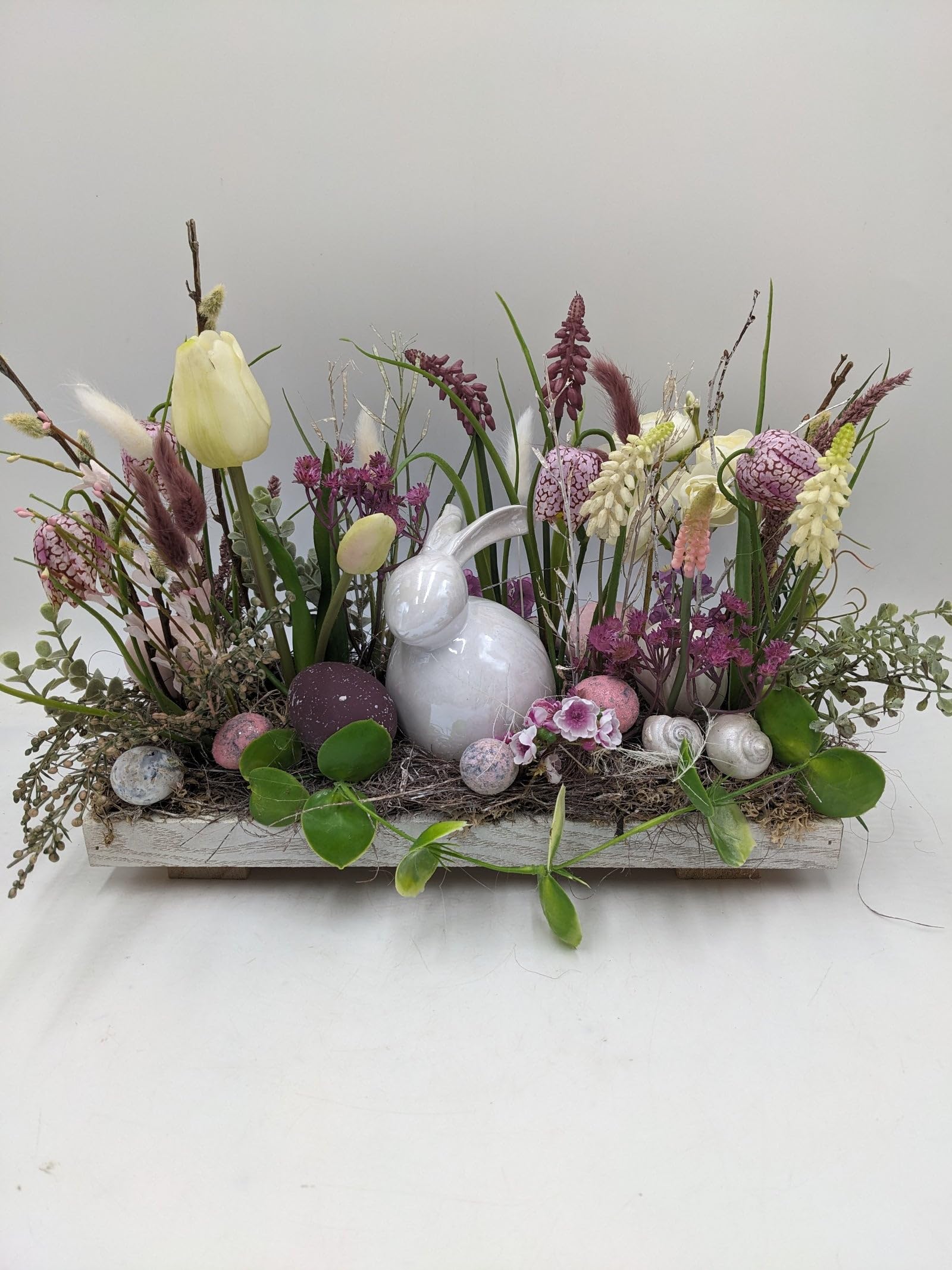 Ostergesteck Frühlingsgesteck Schachbrettblume Hyazinthen Hase lila